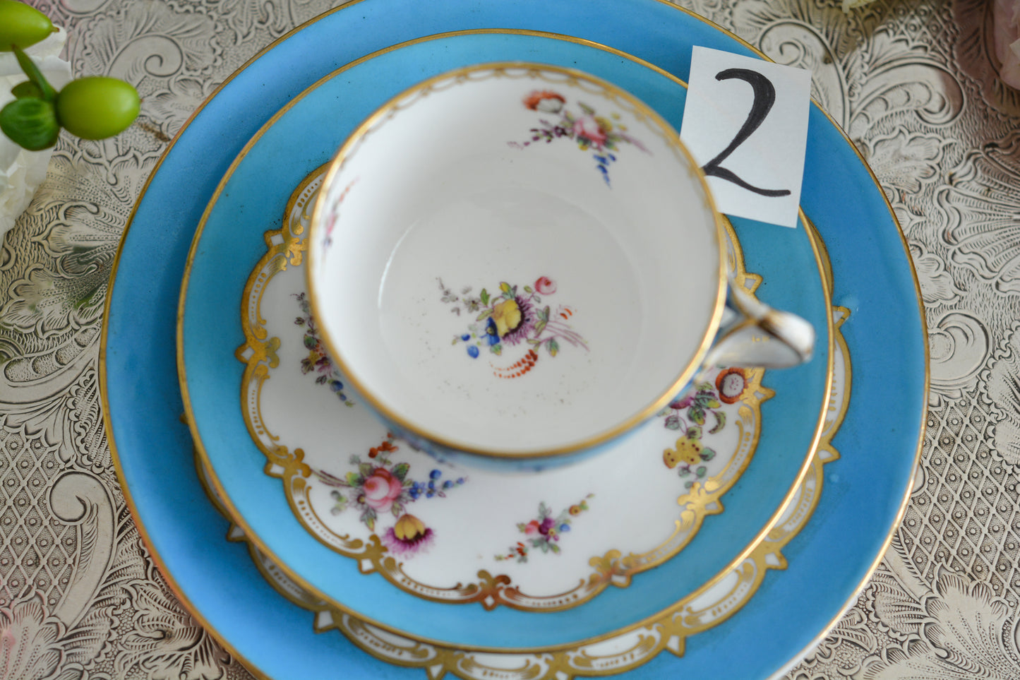 コールポートのハンドペイントで描かれた花々がとても美しいティートリオです。以前色違いのコバルトブルーのトリオをご紹介したことがあります。シリーズ名はないのですが、何色かカラーバリエーションがあります。ターコイズブルーはどのシリーズにおいても貴重なカラー。ターコイズブルーに金彩のコントラストがとても豪華な印象です。特別なティータイムにどうぞ。