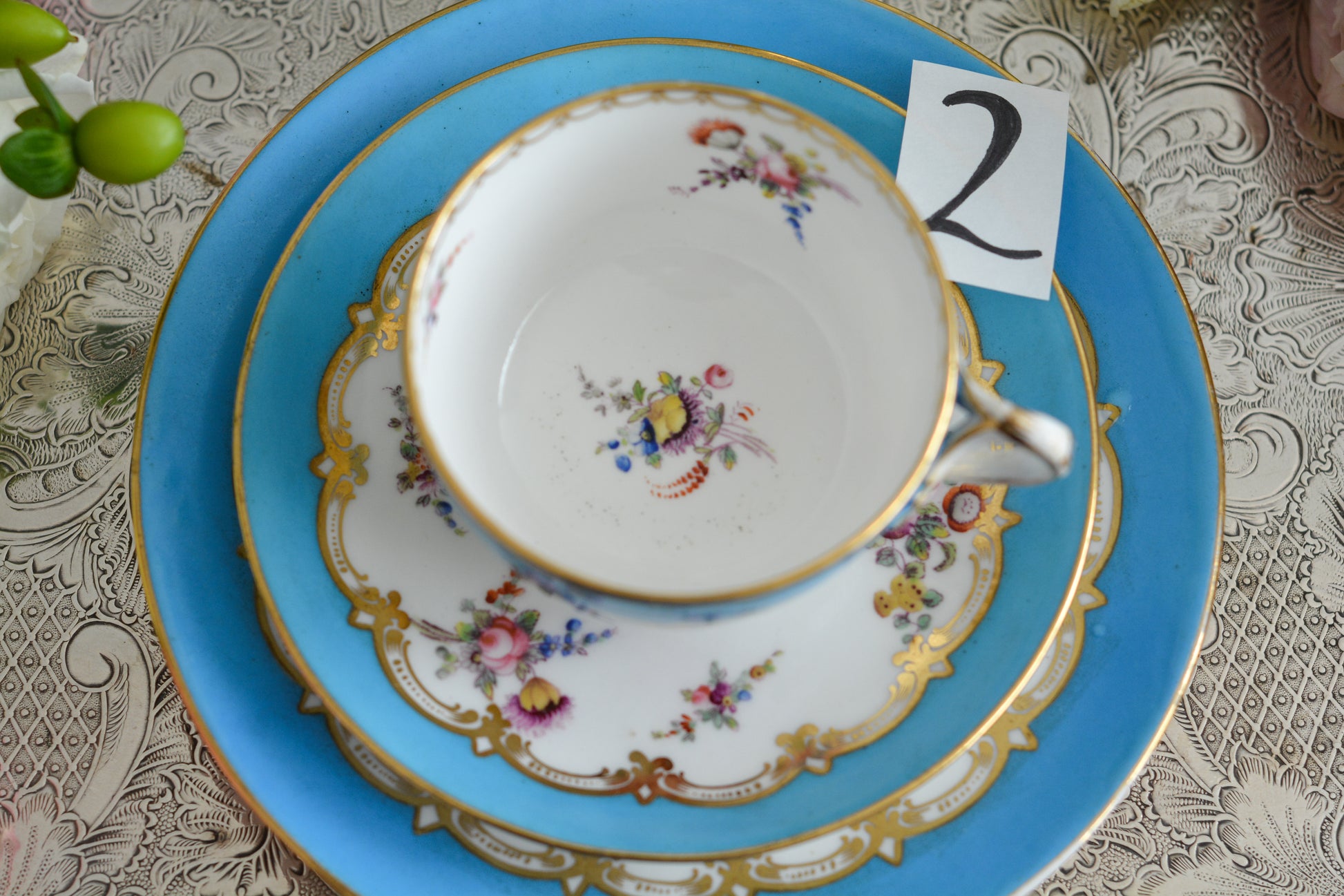 コールポートのハンドペイントで描かれた花々がとても美しいティートリオです。以前色違いのコバルトブルーのトリオをご紹介したことがあります。シリーズ名はないのですが、何色かカラーバリエーションがあります。ターコイズブルーはどのシリーズにおいても貴重なカラー。ターコイズブルーに金彩のコントラストがとても豪華な印象です。特別なティータイムにどうぞ。