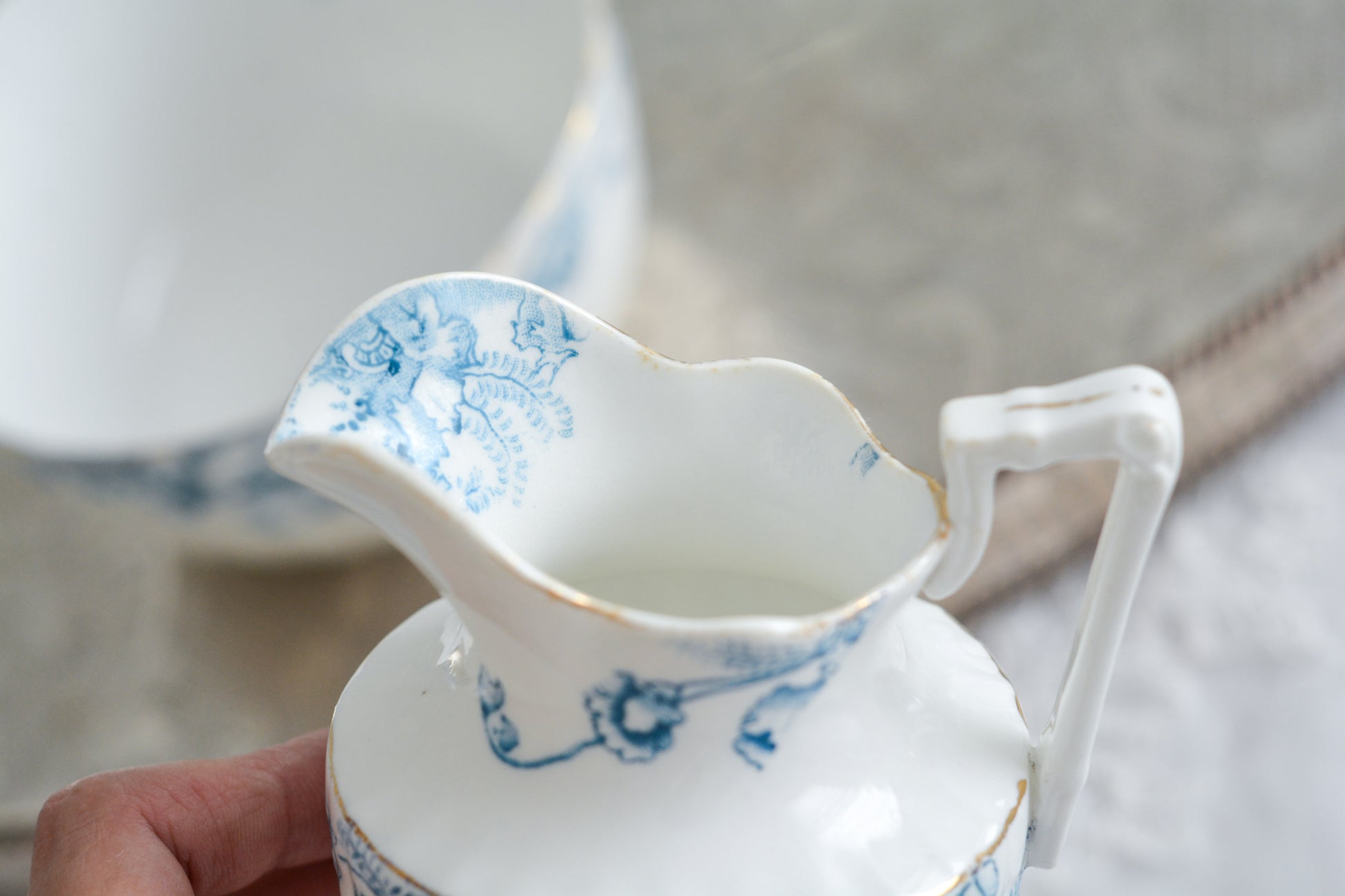 サミュエル・ラドフォードというメーカーの可愛らしいティートリオです。サミュエル・ラドフォードはスタッフォードシャーのメーカーで、1879年から1957年まで創業していました。こちらはブルーの転写模様がとても美しく地模様もとても可愛らしいお品です。同じパターンのティートリオと色違いのデザートプレートも別で掲載しています。