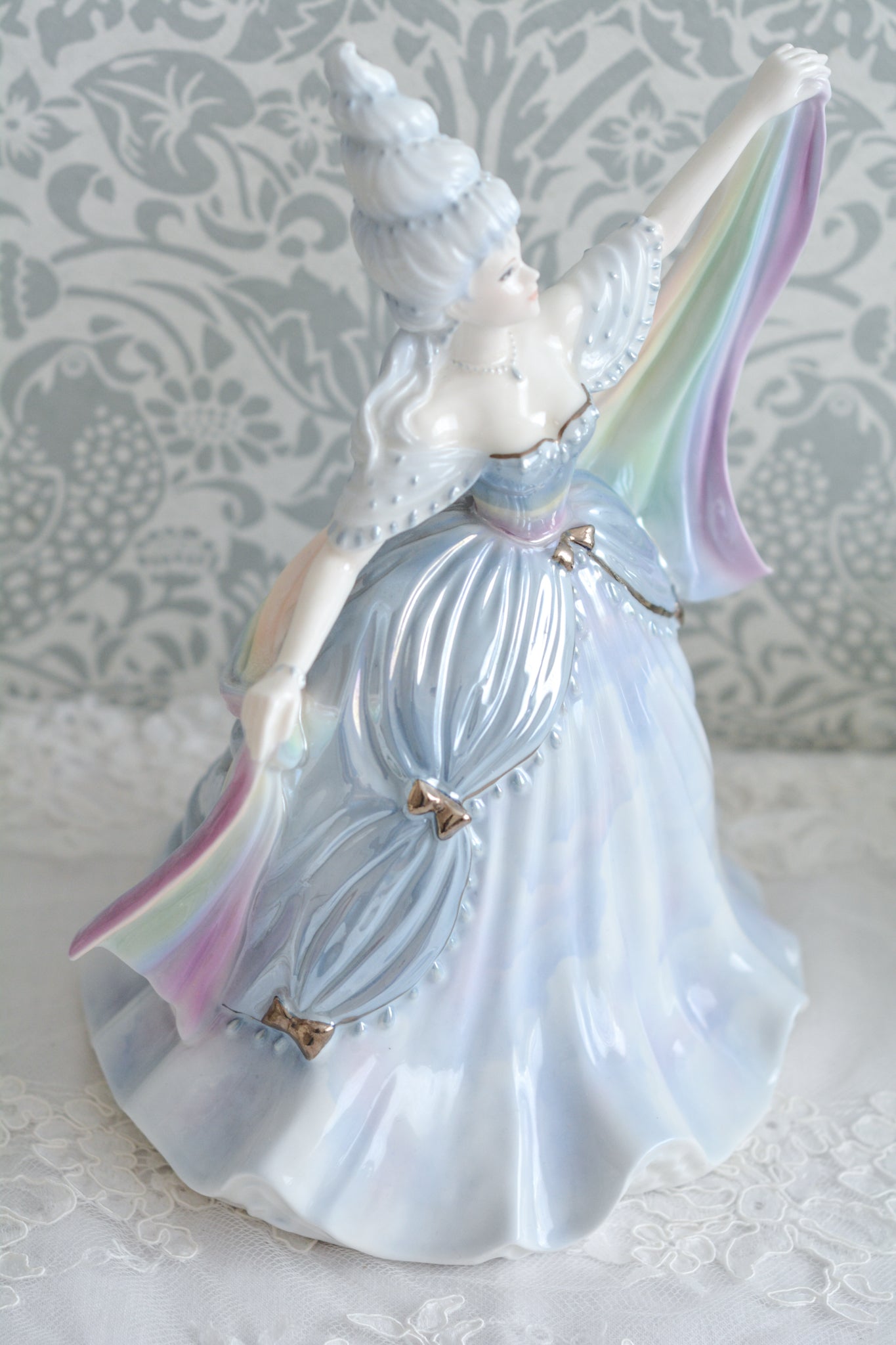 コールポートはフィギュリンをたくさん作っていて、たくさんのシリーズがあります。人気はあるけれど日本ではほとんど見かけないシリーズの1つ。「The millennium Ball」というシリーズで、この「Rain」と、「Moon」「 Forest」「Time」「Sun」の5種類から構成されています。このRainはパステルカラーでキラキラしていて、まるでファンタジーの世界からやってきてよう!このシリーズは個人的にも好きなシリーズで、時間をかけて探しました!今回ご紹介できて嬉しいです。製造数がとても少ないため探すのが大変困難なお品です。