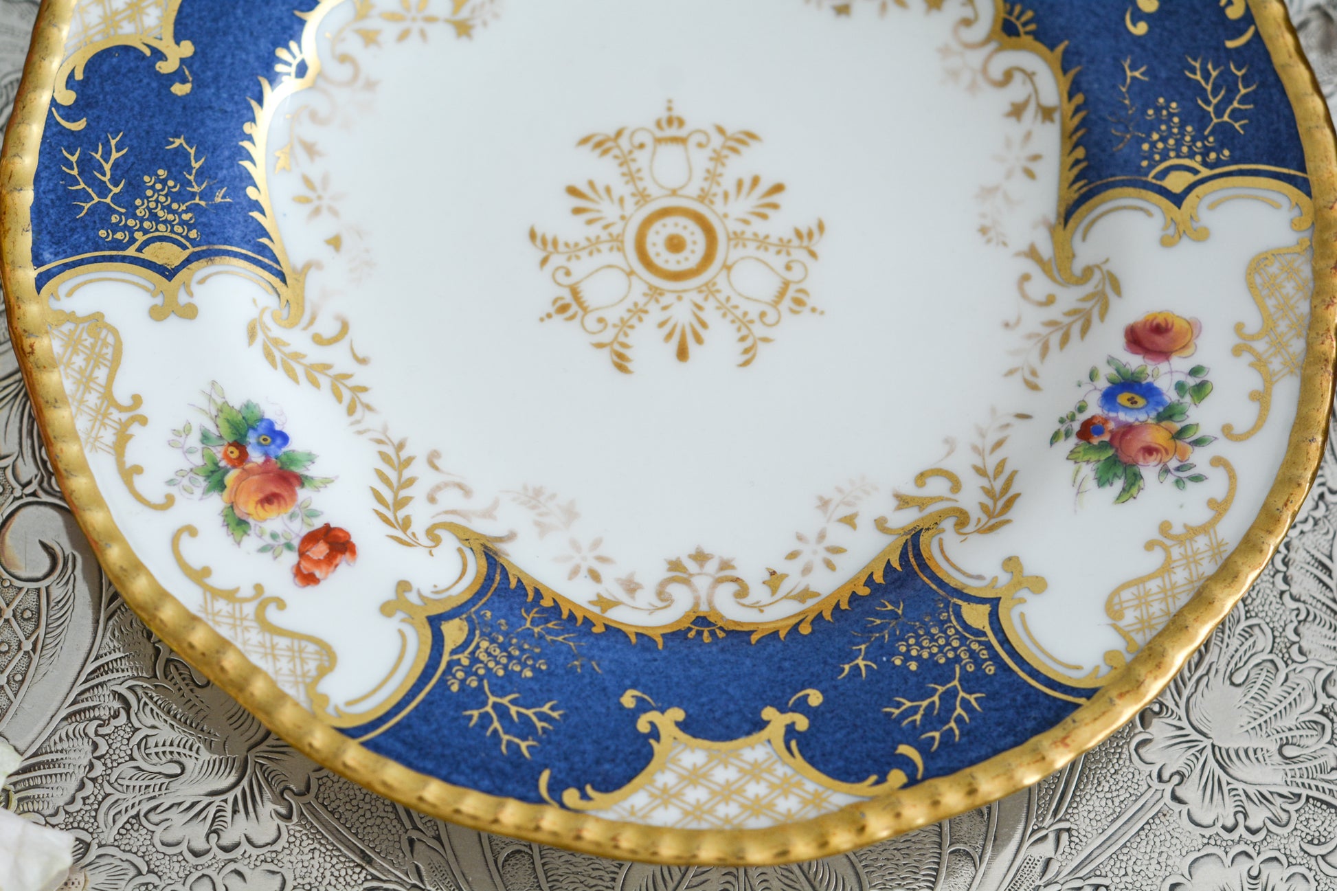 コールポートの人気シリーズ、バットウィングシリーズ。こちらはとても珍しい明るいブルーのサイドプレートです。ちょっと凝ったブルーで石目のようになっていて高級感があります。バットウィングシリーズはたくさんのカラーバリエーションがありますが、最近はバットウィングシリーズはどのカラーも探すことがより困難になっております。こちらのプレートは、特に珍しいカラーでコレクションにぴったりです。