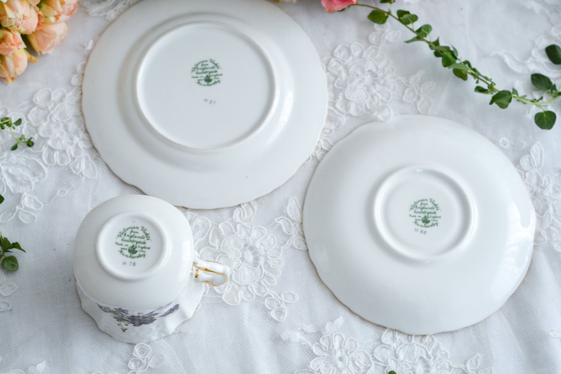 ハマースレイの人気シリーズ、ヴィクトリアンバイオレット。可憐なすみれのモチーフのティートリオです。ヴィクトリアンバイオレットシリーズは製造年代などで絵柄が少しずつ異なります。こちらは可愛らしい絵柄はもちろん、エンボス模様があり特に優雅なお品です。テーブルがパッと明るく可愛らしくなりますね。