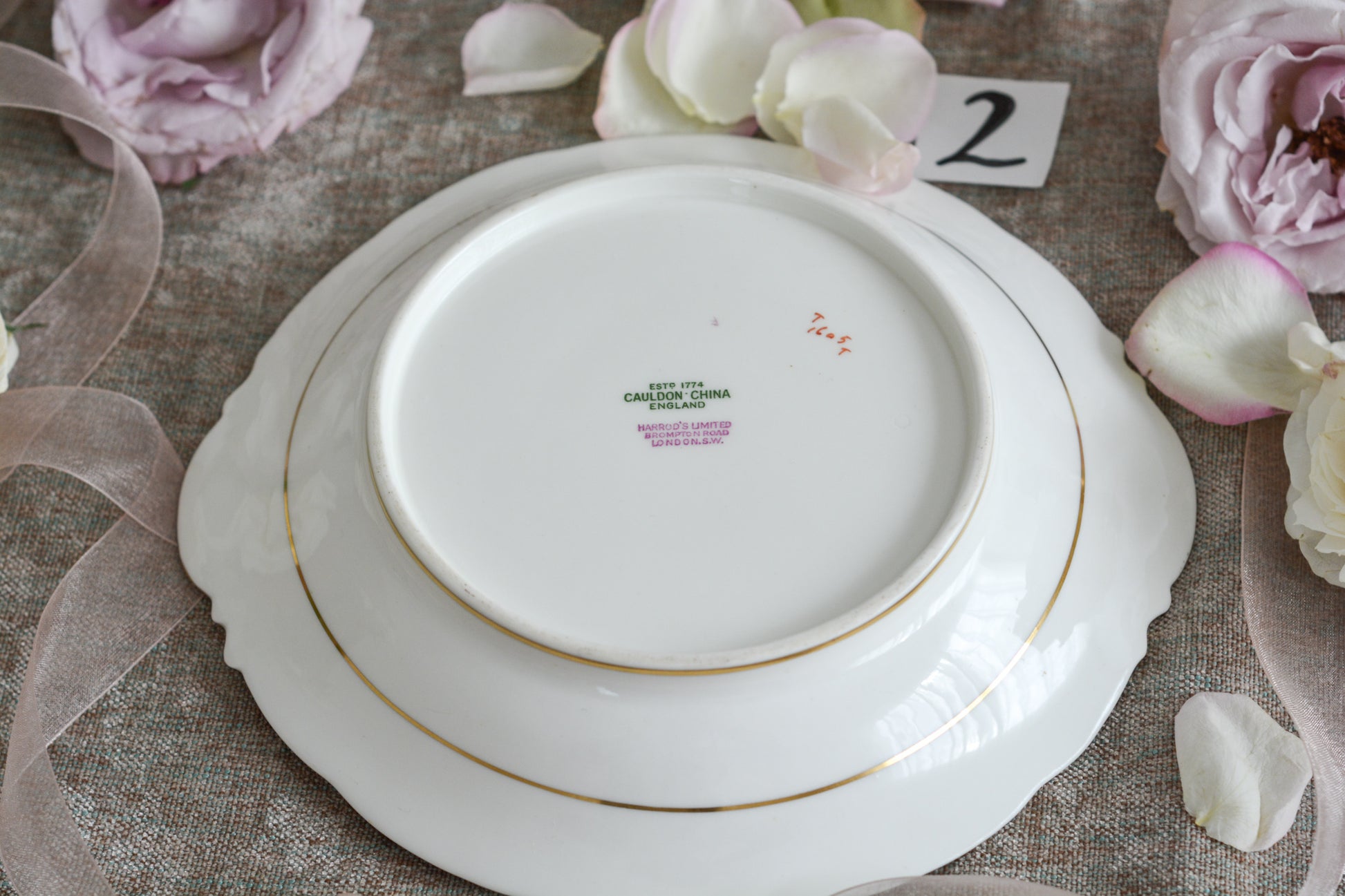 コウルドンのティファニーパターンのプレート。こちらは老舗ハロッズがオーダーしたもので、こちらはティファニーのスタンプはありませんが、柄はティファニーがコウルドンにオーダーしたパターンです。ティファニーらしい上品な絵柄がとても美しくでコウルドンの中でも人気のシリーズです。当時も人気があったのでしょう。いろいろな小売店がコウルドンにオーダーしています。ハンドルのついた深めのプレートはサービングプレートにもお使いいただきやすいと思います。