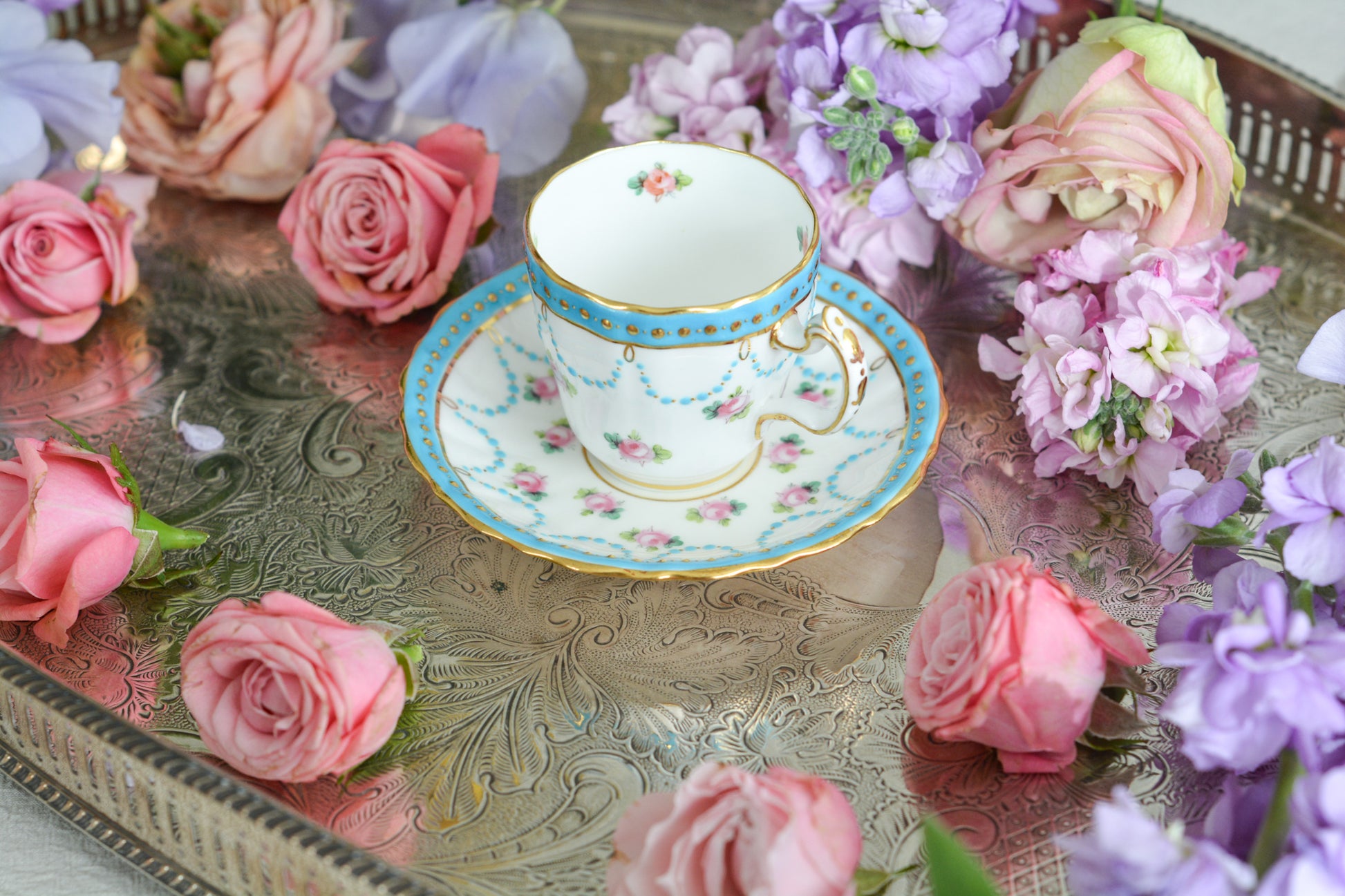 ミントンの美しいデミタスカップ。ミントンブルーにエレガントなデザイン。さすがミントン!ですね。小さなカップにぎゅっと魅力が詰まったお品です。 ミントンは女性の絵付け師さんが他のメーカーよりもたくさん活躍していたと本で読んだことがあります。ミントンのエレガントで美しいデザインはそんな理由もあるのかもしれません。カップのハンドルに製造時にできたと思われる傷と、ソーサーにヘアライン(貫通はしていません)があるので実用にはお勧めしませんが、ぜひたくさん眺めて愛でていただきたい、芸術的なカップです。