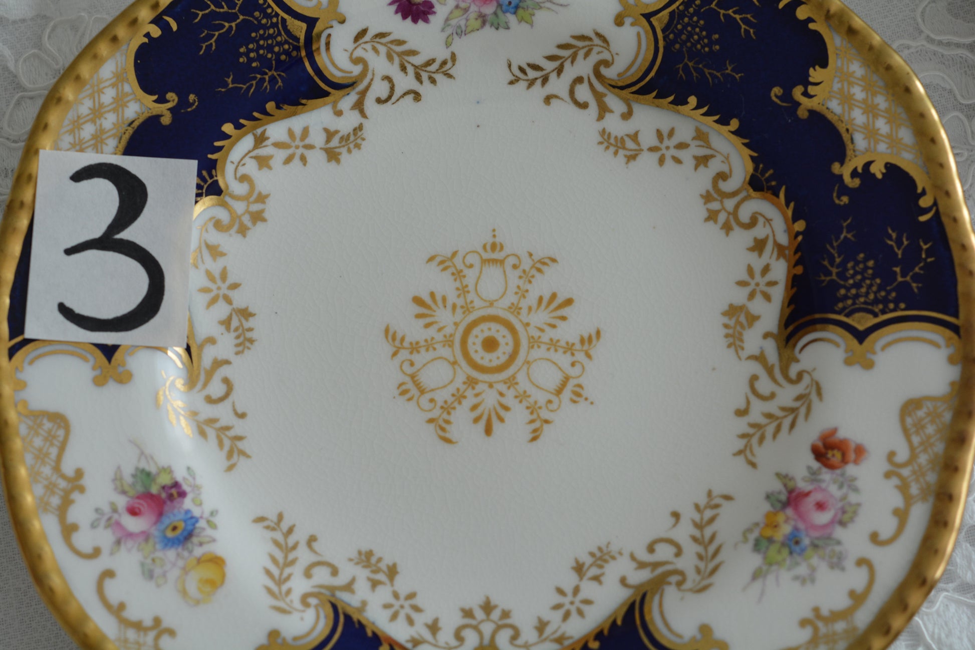 コールポートの代表作と言ってもいい、バットウィングシリーズ。こちらはコバルトブルーのティートリオです。重厚感のあるコバルトブルーと金彩のコントラスト、美しいシェイプ。凛としさ美しさがありオーラを感じます。最近はバットウィングも探すのがとても困難になってきました。心が躍るカップでティータイムをお楽しみいただけたら嬉しいです。こちらは1セットの価格です。全部で6セット在庫がございます。状態で価格が変わります。