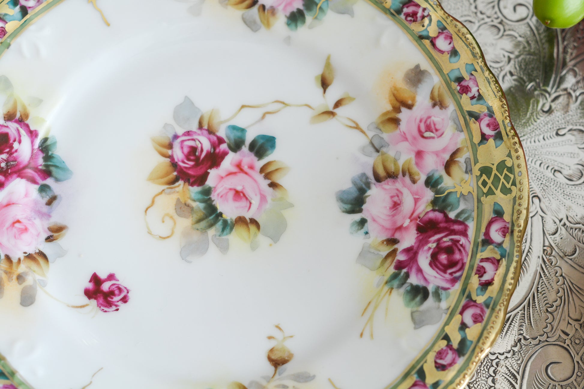 オールドノリタケの里帰り品です。キラキラと輝くティートリオ。クリスマスにもぴったりのお品です。ハンドペイントで描かれたバラに金盛りの美しい模様。さすがノリタケ!ですね。とっても豪華なデザインなのでプレゼントにもぜひどうぞ。