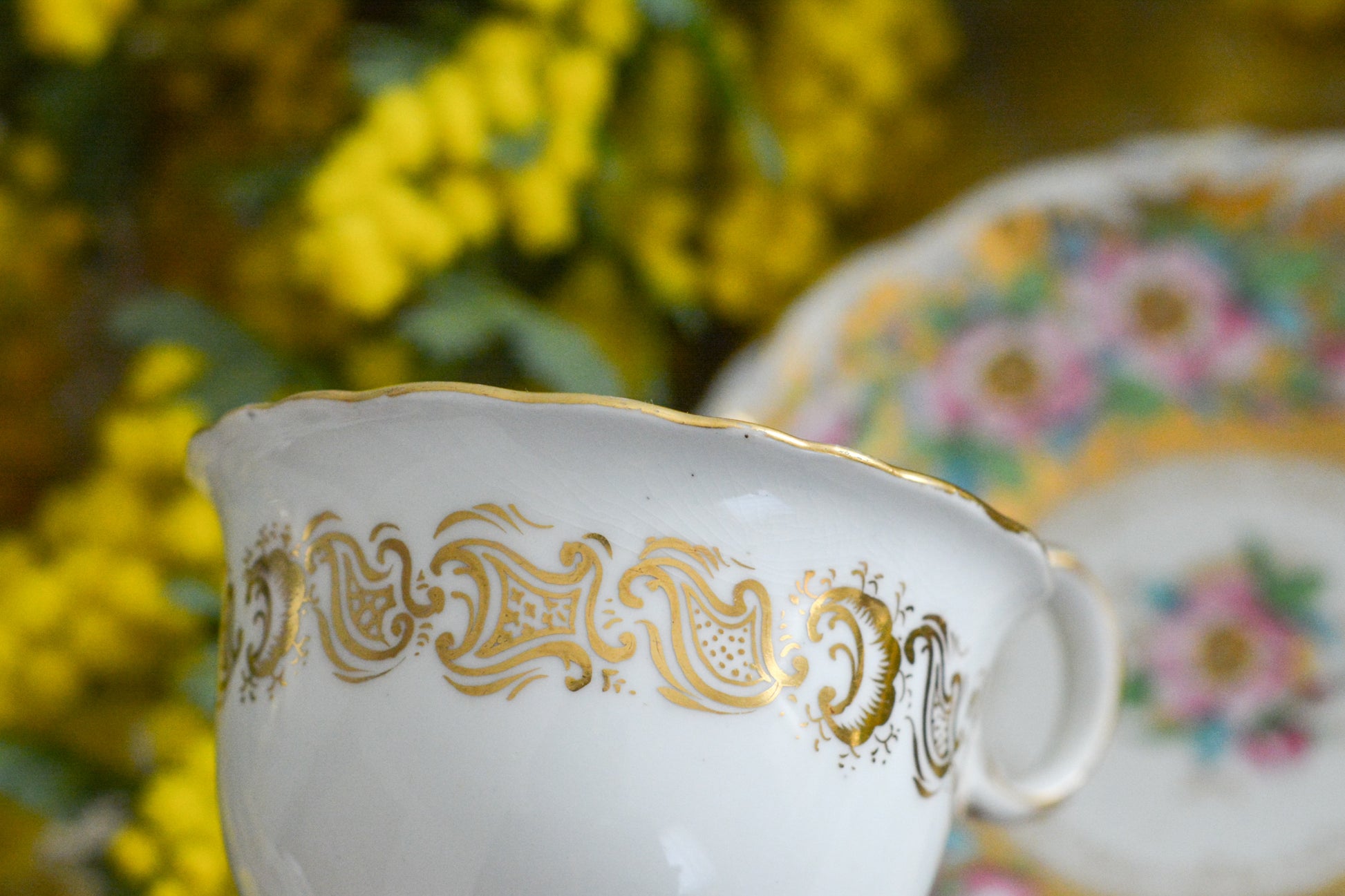 コールポートのロココリバイバル作品の人気のシェイプ、アデレードシェイプ。いろいろなデザインが作られていていますが、こちらのデザインは初めて見ました。ハンドペイントで描かれたお花は野ばらでしょうか?とても華やかなお品です。こちらは元々ティーカップとコーヒーカップ、ソーサーのセットだったと思われますが、コーヒーカップとソーサーのセットになっています。美しいお花がたくさん咲いたような美しいカップと共に春のティータイムをお楽しみください。