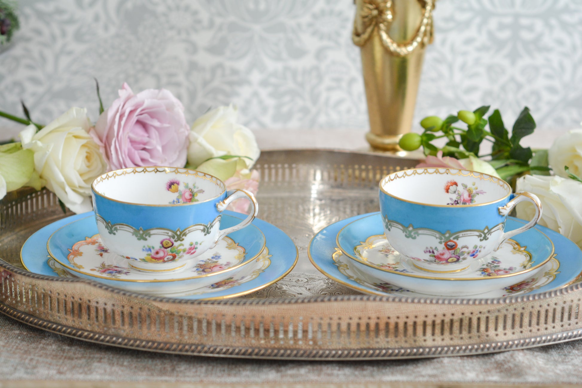 コールポートのハンドペイントで描かれた花々がとても美しいティートリオです。以前色違いのコバルトブルーのトリオをご紹介したことがあります。シリーズ名はないのですが、何色かカラーバリエーションがあります。ターコイズブルーはどのシリーズにおいても貴重なカラー。ターコイズブルーに金彩のコントラストがとても豪華な印象です。特別なティータイムにどうぞ。