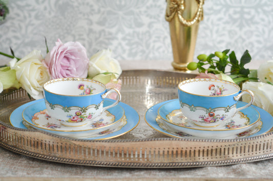 コールポートのハンドペイントで描かれた花々がとても美しいティートリオです。以前色違いのコバルトブルーのトリオをご紹介したことがあります。シリーズ名はないのですが、何色かカラーバリエーションがあります。ターコイズブルーはどのシリーズにおいても貴重なカラー。ターコイズブルーに金彩のコントラストがとても豪華な印象です。特別なティータイムにどうぞ。