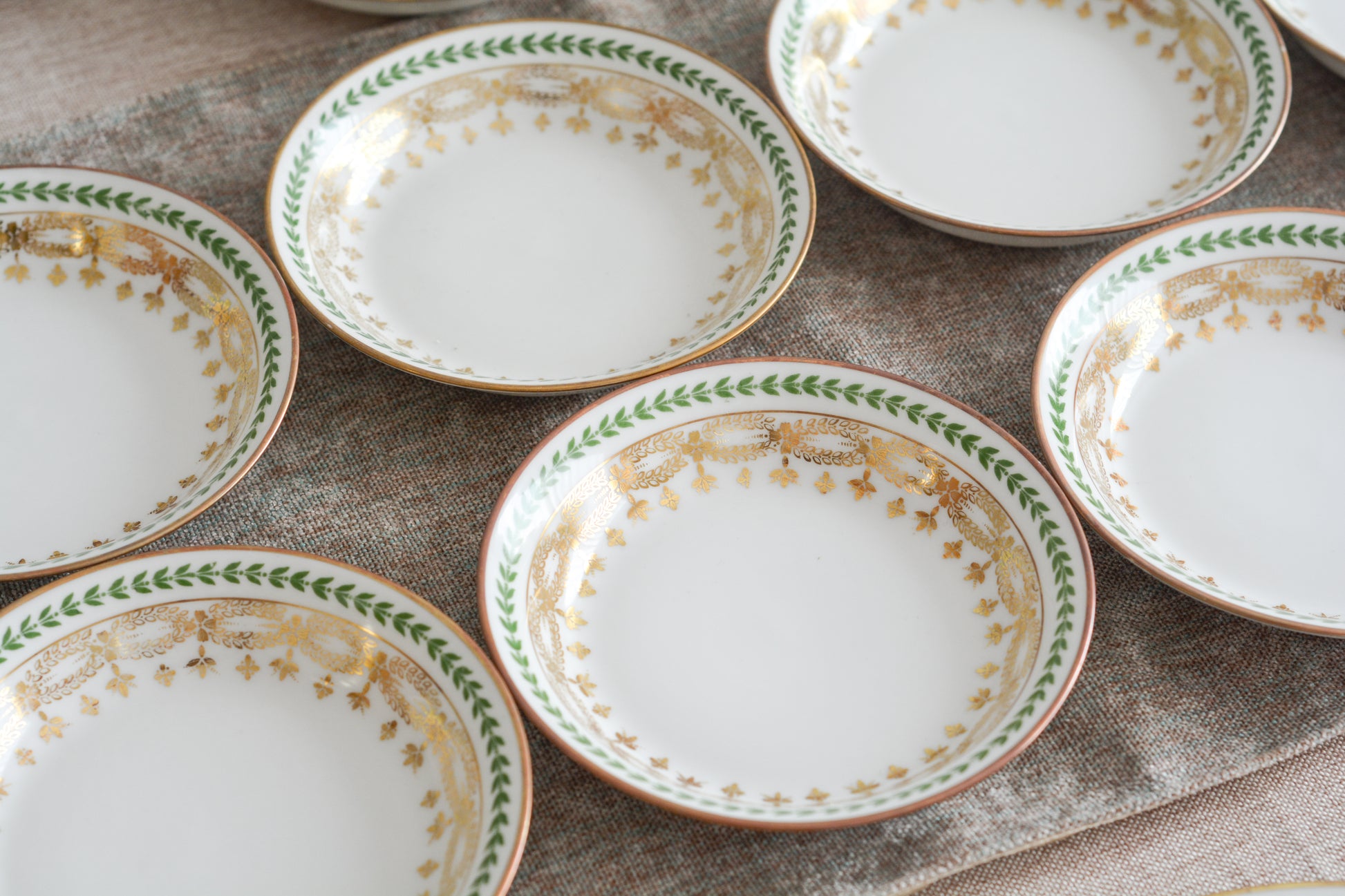 フランスのリモージュ、ジャン・プーヤ工房の小さなプレートです。シンプルですが、上品なデザインでクリスマスのテーブルを盛り上げます。ぜひクリスマスのティータイムをお楽しみいただきたいです。日本の豆皿のようなお皿でちょっとしたスイーツや、オードブルを盛り付けても素敵です。 クリスマス企画の特別価格になっています。価格は1枚の価格です。在庫が全部で12枚ございます。状態の良いものから順番にお送りいたします。