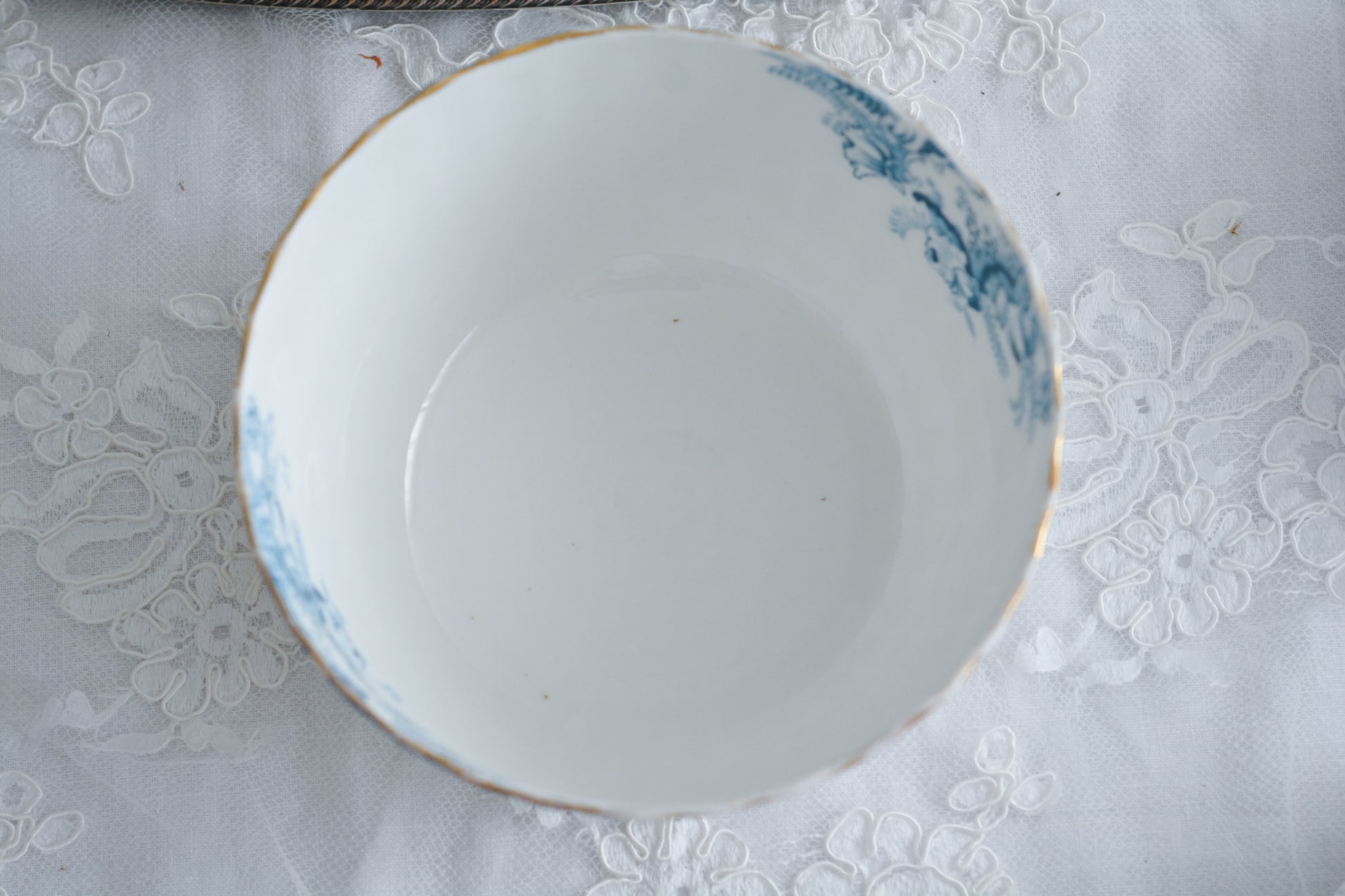 サミュエル・ラドフォードというメーカーの可愛らしいティートリオです。サミュエル・ラドフォードはスタッフォードシャーのメーカーで、1879年から1957年まで創業していました。こちらはブルーの転写模様がとても美しく地模様もとても可愛らしいお品です。同じパターンのティートリオと色違いのデザートプレートも別で掲載しています。