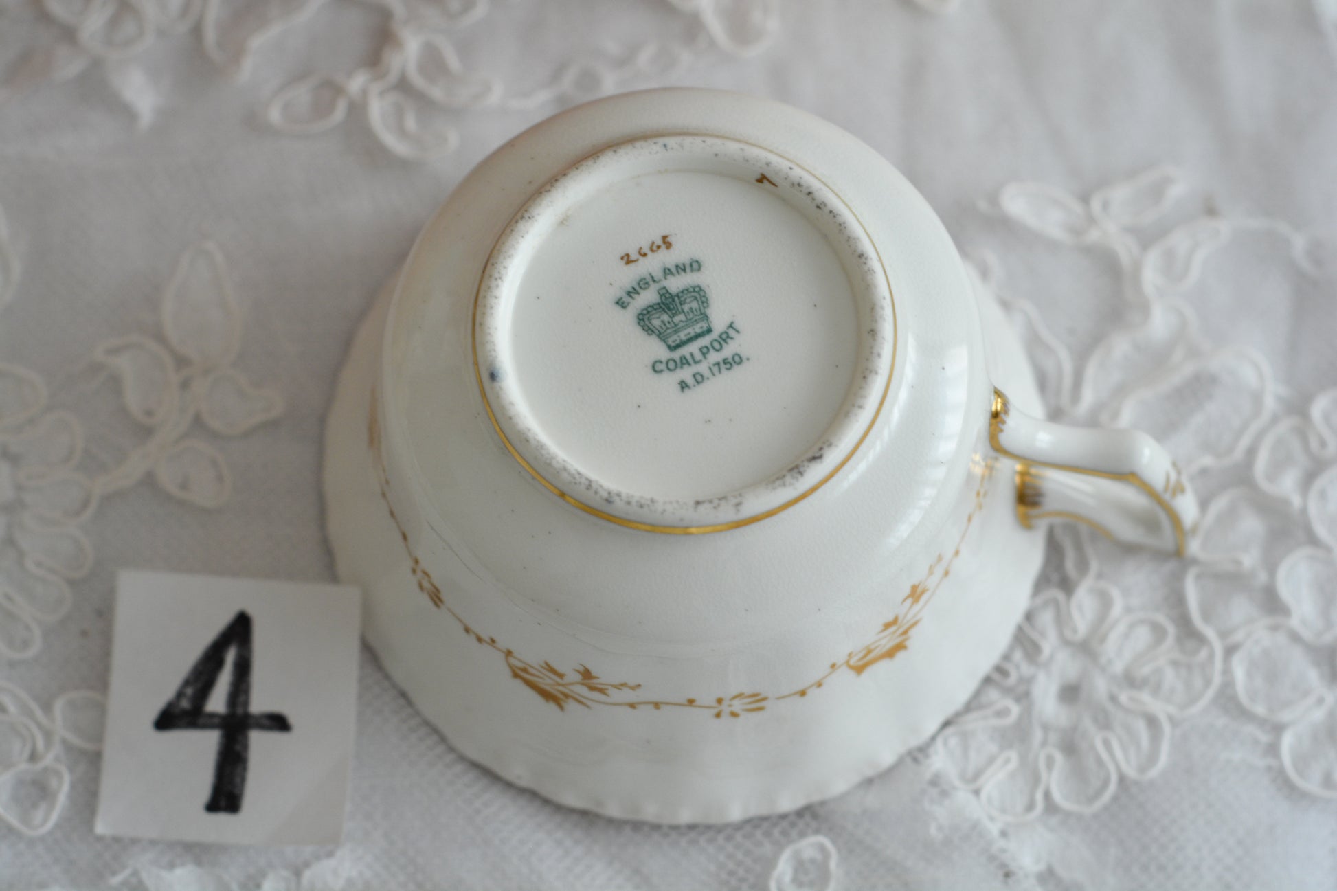 コールポートの代表作と言ってもいい、バットウィングシリーズ。こちらはコバルトブルーのティートリオです。重厚感のあるコバルトブルーと金彩のコントラスト、美しいシェイプ。凛としさ美しさがありオーラを感じます。最近はバットウィングも探すのがとても困難になってきました。心が躍るカップでティータイムをお楽しみいただけたら嬉しいです。こちらは1セットの価格です。全部で6セット在庫がございます。状態で価格が変わります。