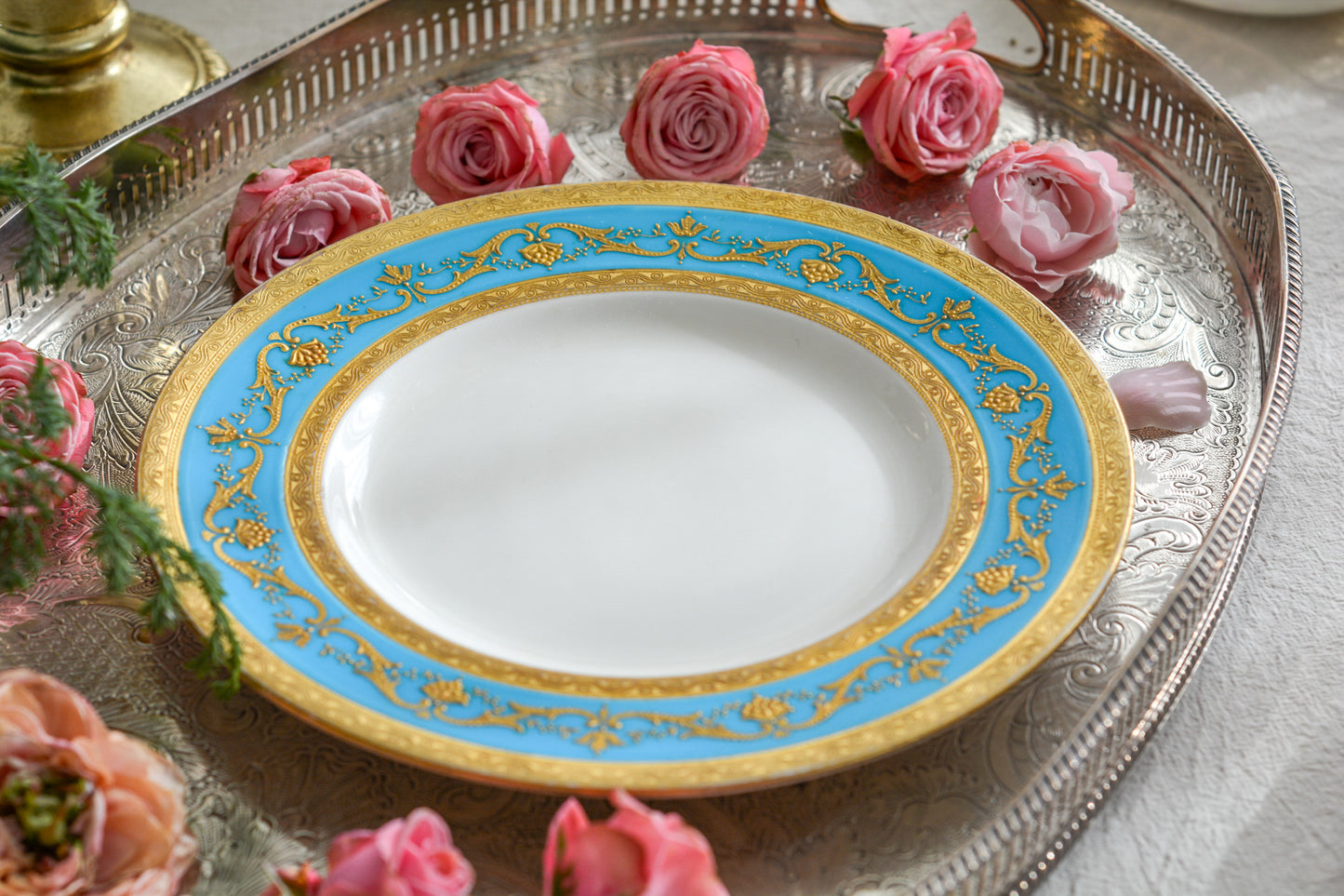 ティファニー社がミントンにオーダーしたプレート。ミントンブルーに金盛りの繊細な模様がとても美しいお品です。ミントンらしいエレガントなデザインはティファニーのイメージにもぴったり。ティファニーは英国の磁器メーカーに特注し、商品をたくさん輸入していました。各メーカーともティファニーの特注品は特にエレガントなデザインが多いです。流行を生み出す力はさすがですね。