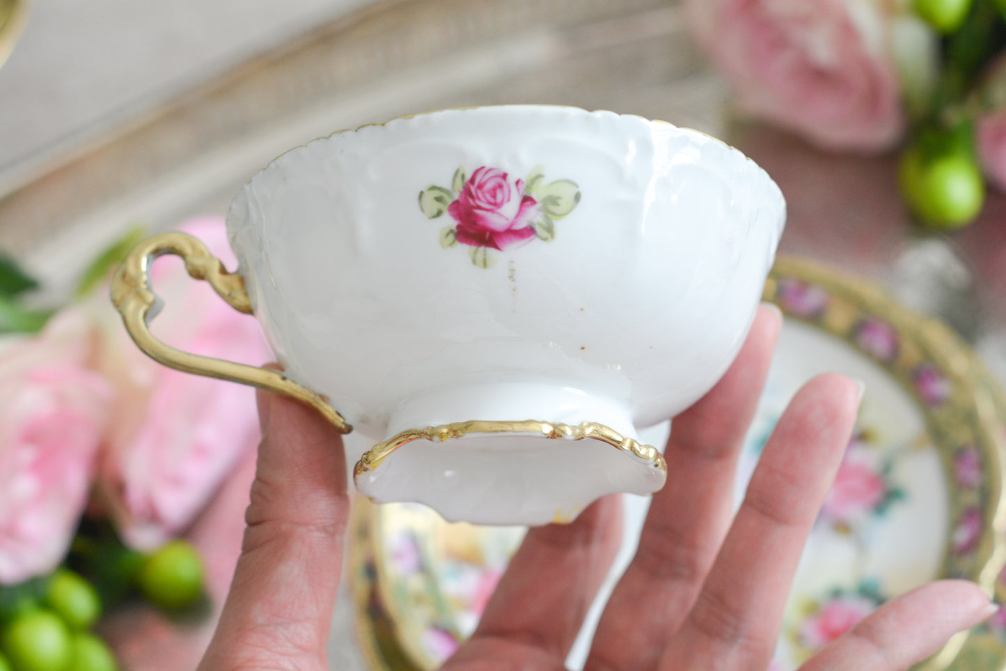 オールドノリタケの里帰り品です。キラキラと輝くティートリオ。クリスマスにもぴったりのお品です。ハンドペイントで描かれたバラに金盛りの美しい模様。さすがノリタケ!ですね。とっても豪華なデザインなのでプレゼントにもぜひどうぞ。