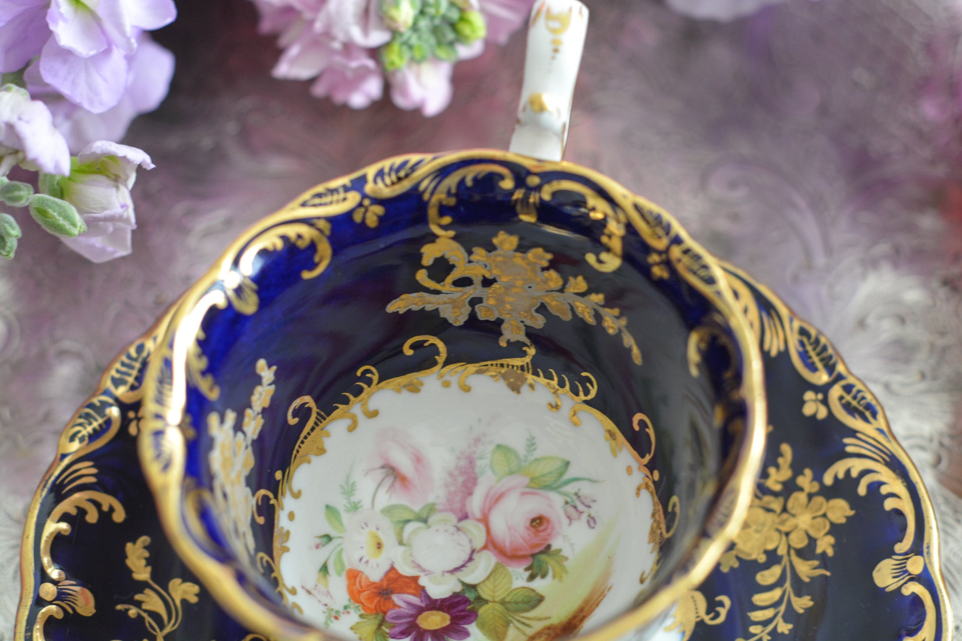 コールポートのロココリバイバル作品のアデレードシェイプ。とても優雅なシェイプで、ハンドペイントで描かれる花々は繊細でとても美しいです。いろいろなデザインが作られていて、シェイプは同じでも絵柄は少しずつ違います。こちらはコバルトブルーに金彩のお花模様が豪華なお品。アデレードシェイプは探すのにとても苦労しますが、見つけた時の喜びはとても大きいものです。金彩の薄れはありますが、貫入のないとても良い状態です。素敵なアデレードシェイプをぜひご覧ください。