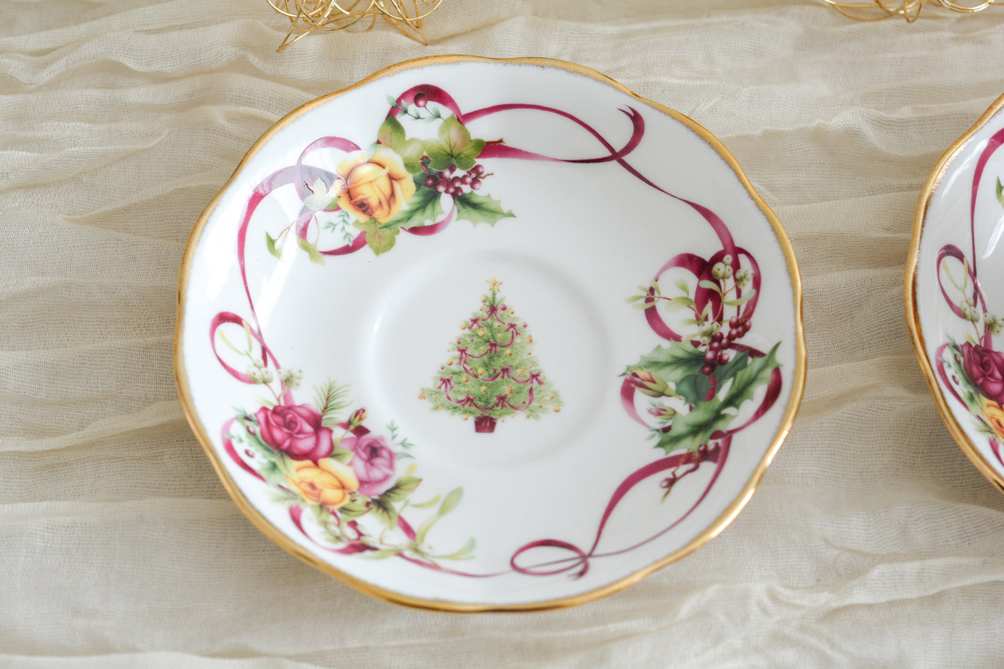 ロイヤルアルバートの代表的なシリーズオールドイングリッシュツリー。このシリーズは色々なバリエーションが発表されています。こちらのクリスマスツリーもその一つ。大きなクリスマスツリーにマルーンカラーのリボンがとても華やかなデザインで人気があります。クリスマスのティータイムにぴったりのカップでクリスマスのテーブルをお楽しみくださいね。