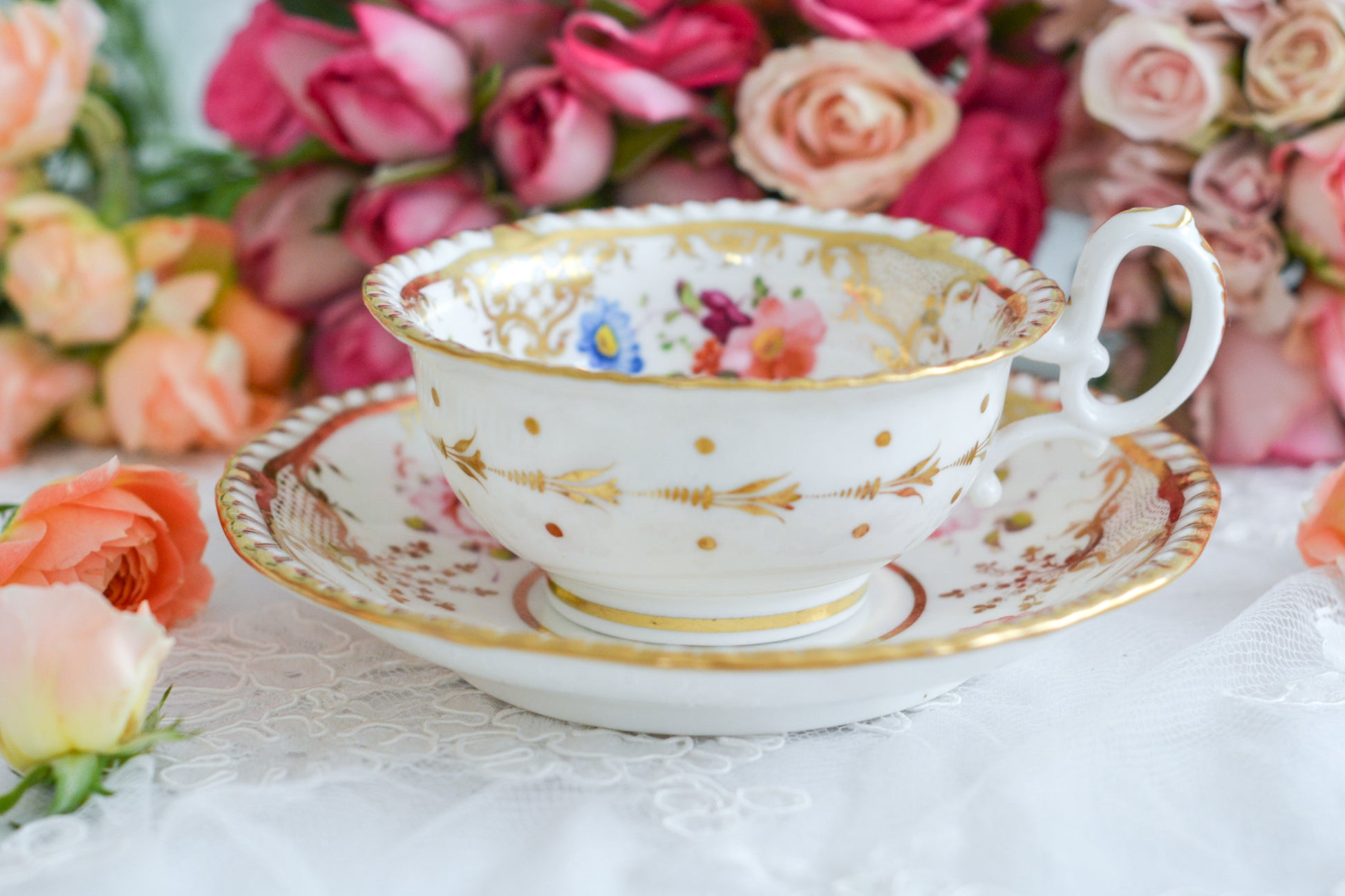 H&Rダニエルは1822年から1846年までという短い期間しか製造していないのですが、とても素晴らしい磁器を作っていたメーカです。数が少なく、作品も素晴らしいとあって世界中にコレクションしている方々がいます。ガドルーンとは縁飾りの模様のことで、こちらはカップの内側についていてセカンドガドルーンと呼ばれています。(外側についているものはファーストガドルーン。)H&Rダニエルの作品はハンドペイント絵付けも大変素晴らしいです。芸術的なカップとなっております。