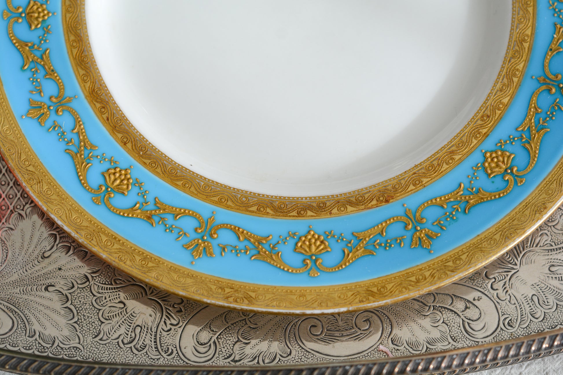 ティファニー社がミントンにオーダーしたプレート。ミントンブルーに金盛りの繊細な模様がとても美しいお品です。ミントンらしいエレガントなデザインはティファニーのイメージにもぴったり。ティファニーは英国の磁器メーカーに特注し、商品をたくさん輸入していました。各メーカーともティファニーの特注品は特にエレガントなデザインが多いです。流行を生み出す力はさすがですね。