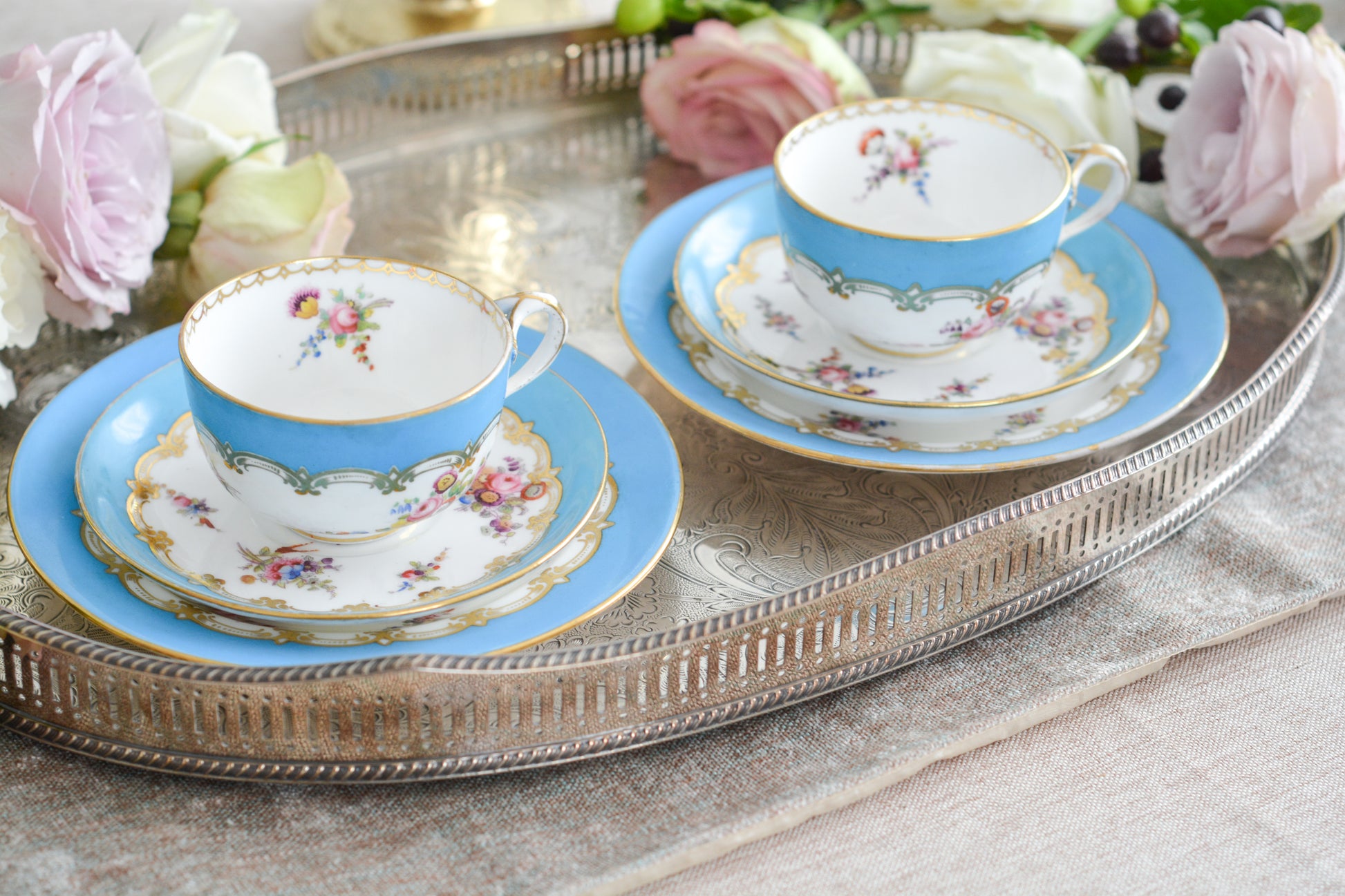 コールポートのハンドペイントで描かれた花々がとても美しいティートリオです。以前色違いのコバルトブルーのトリオをご紹介したことがあります。シリーズ名はないのですが、何色かカラーバリエーションがあります。ターコイズブルーはどのシリーズにおいても貴重なカラー。ターコイズブルーに金彩のコントラストがとても豪華な印象です。特別なティータイムにどうぞ。