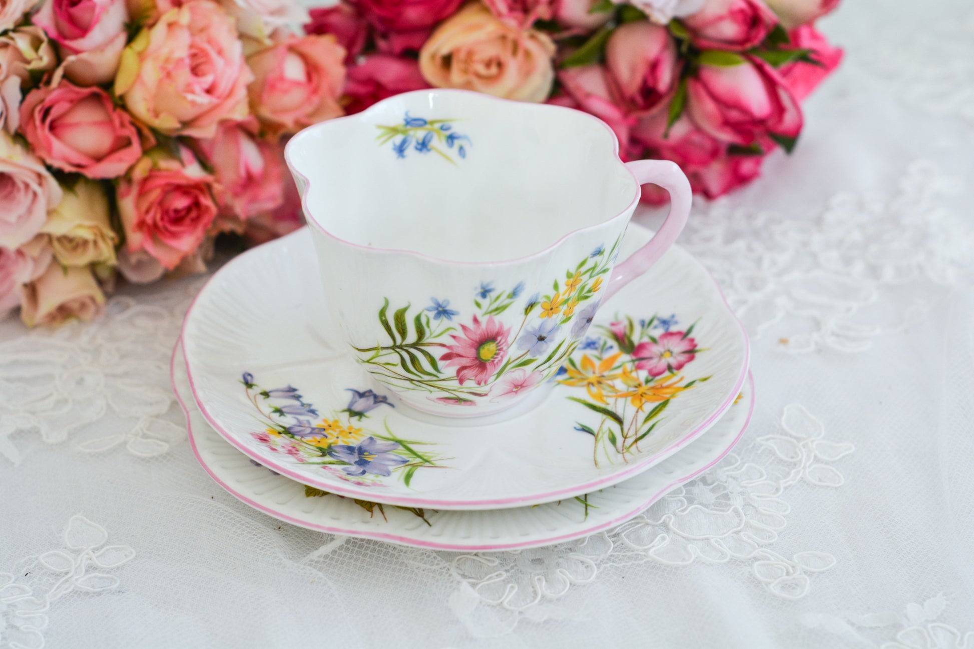 シェリーのワイルドフラワーシリーズの可愛らしいティートリオです。カップはディンティーシェイプと呼ばれる可愛らしいシェイプで上から見るとお花が咲いている様に見えます。イギリスの色とりどりの野花が散りばめられていて、どんな花がプリントされているか眺めるのも楽しいです。こちらは同じシリーズのピンクのお揃いのB&Bプレート、色違いのブルーのB&Bプレートも別で掲載しています。