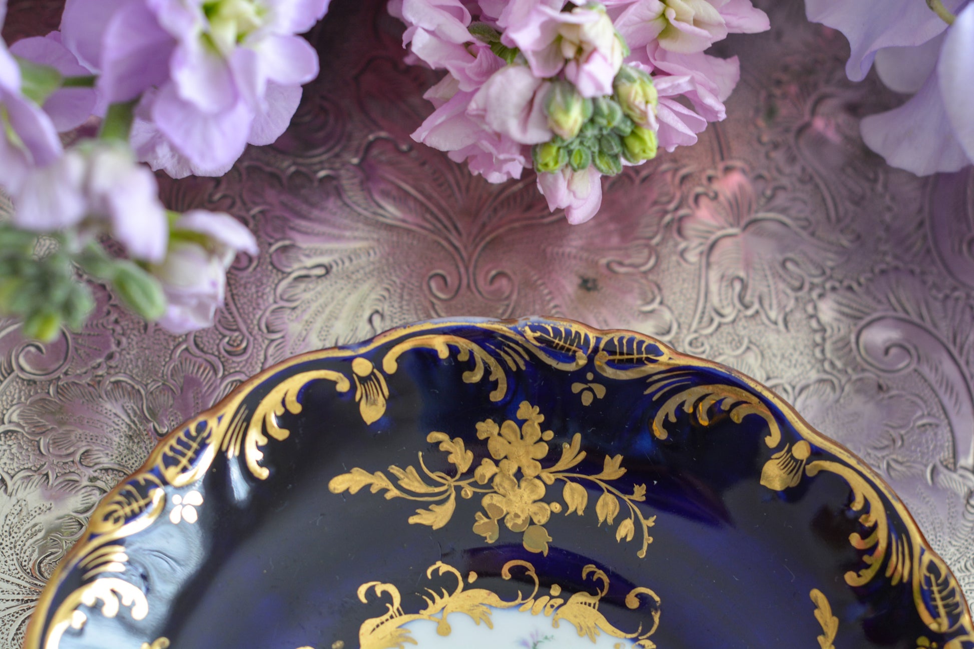 コールポートのロココリバイバル作品のアデレードシェイプ。とても優雅なシェイプで、ハンドペイントで描かれる花々は繊細でとても美しいです。いろいろなデザインが作られていて、シェイプは同じでも絵柄は少しずつ違います。こちらはコバルトブルーに金彩のお花模様が豪華なお品。アデレードシェイプは探すのにとても苦労しますが、見つけた時の喜びはとても大きいものです。金彩の薄れはありますが、貫入のないとても良い状態です。素敵なアデレードシェイプをぜひご覧ください。