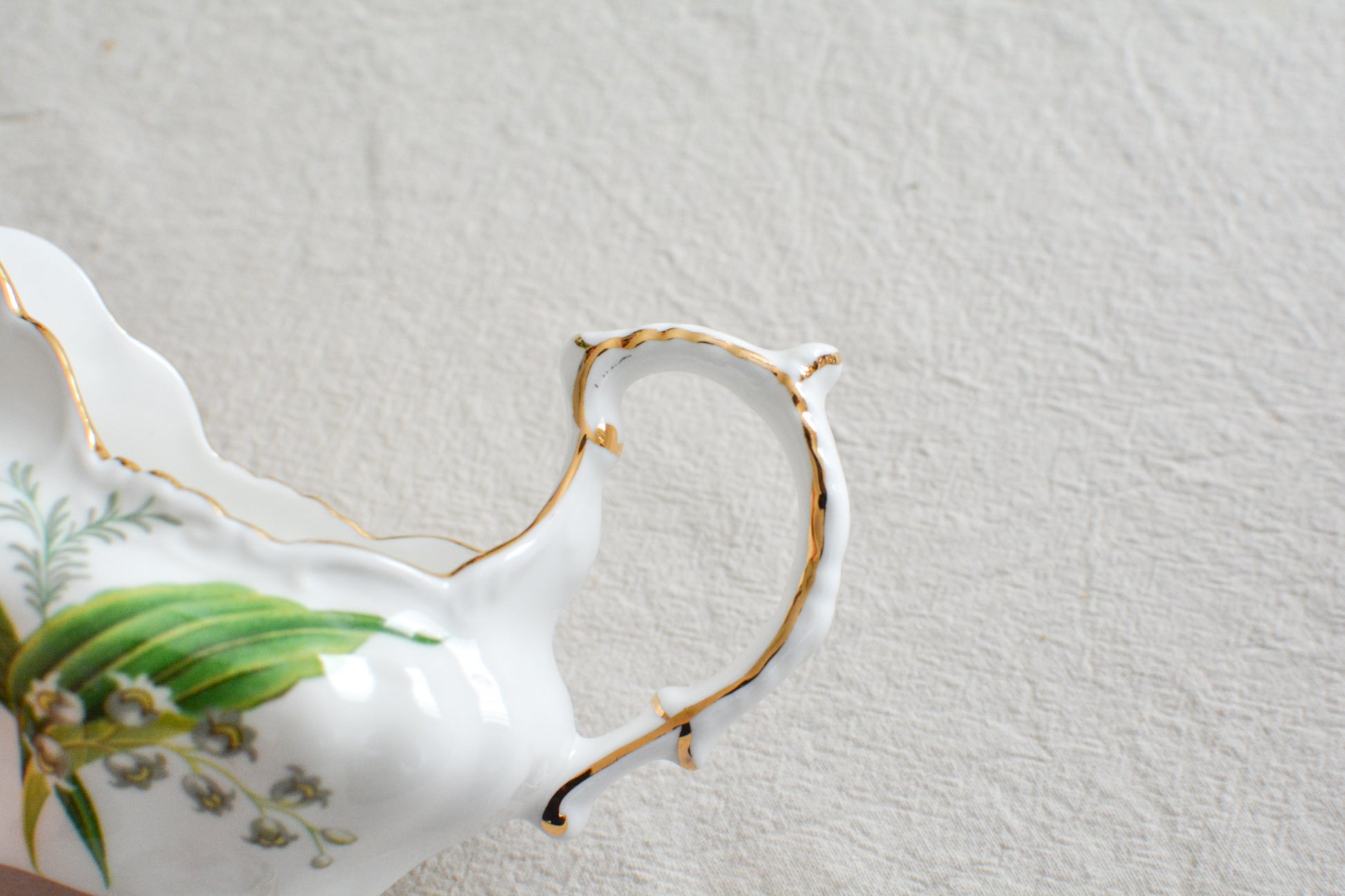 ハマースレイのスズランの絵柄が可愛らしいシュガー入れとミルクジャグ。このスズランのシリーズは人気がありますが、ヴィクトリアンバイオレットよりも生産数が少ないのか、なかなか見つかりません。優美なシェイプと美しいスズランの模様がとてもマッチしていて素敵なお品です。こちらはシュガー入れとミルクジャグの2点セットです。