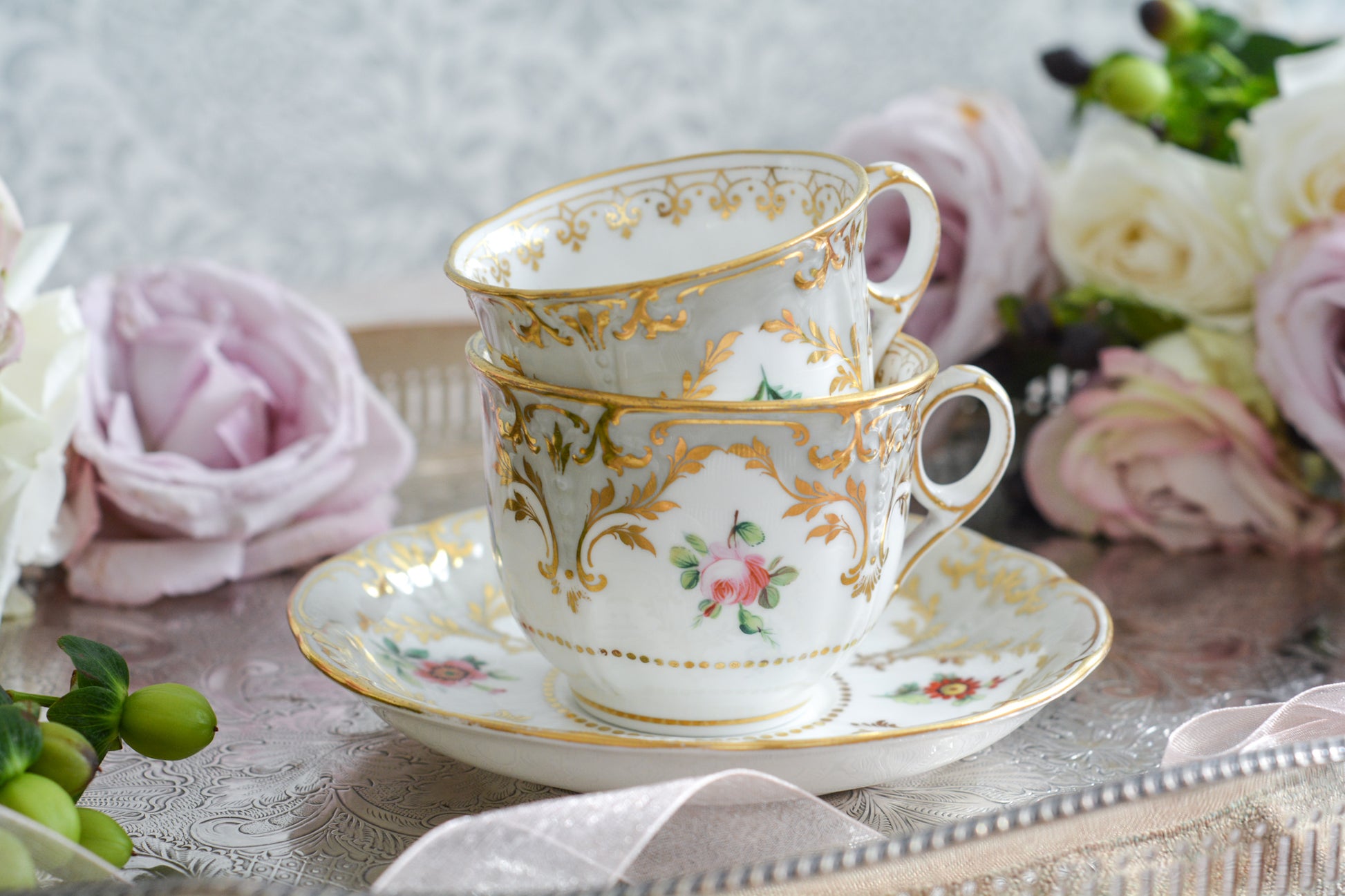 トゥルートリオは、ティーカップ、コーヒーカップ、ソーサーのセットで1800年代中頃まではトリオといえばトゥルートリオが主流でした。こちらはバックスタンプなどはないのですが、ソーサーの裏面にうっすらとMINTONと確認できます。美しいハンドペイントの絵付けはさすがミントン。ミントンの絵付けは繊細で優しいタッチですね。リングハンドルもエレガントです。とても状態の良いお品で、紅茶もコーヒーもお楽しみいただけます。素敵なティータイムをお過ごしください。