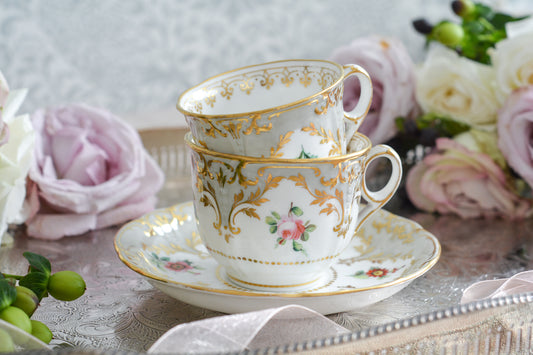 トゥルートリオは、ティーカップ、コーヒーカップ、ソーサーのセットで1800年代中頃まではトリオといえばトゥルートリオが主流でした。こちらはバックスタンプなどはないのですが、ソーサーの裏面にうっすらとMINTONと確認できます。美しいハンドペイントの絵付けはさすがミントン。ミントンの絵付けは繊細で優しいタッチですね。リングハンドルもエレガントです。とても状態の良いお品で、紅茶もコーヒーもお楽しみいただけます。素敵なティータイムをお過ごしください。