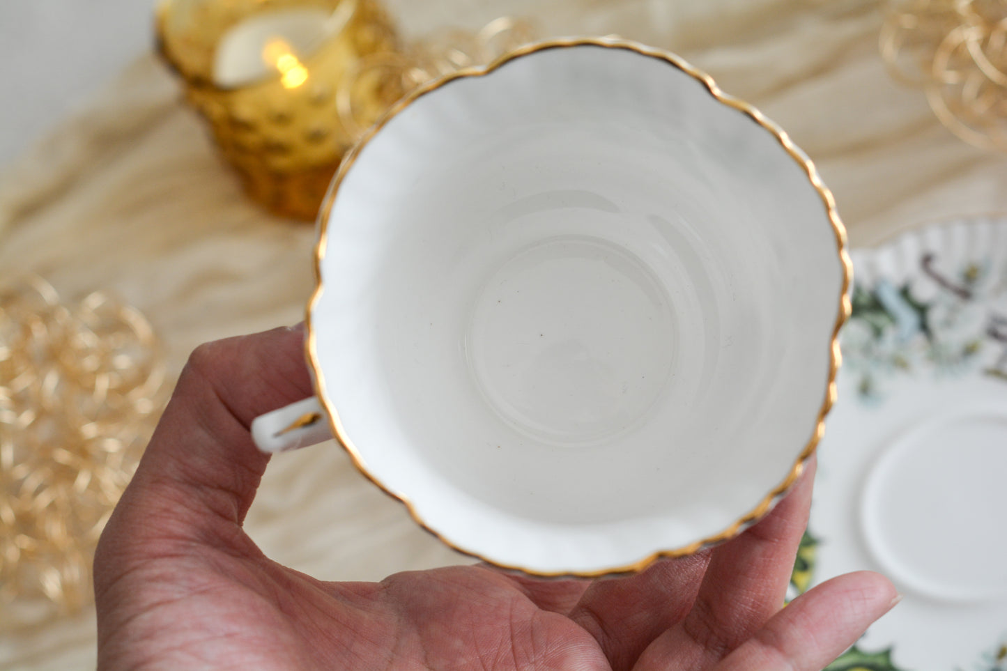 ハマースレイのクリスマスの絵柄のカップ&ソーサーは、ヒイラギにプレゼントやステッキ、お人形などクリスマスらしいモチーフがたくさん。とっても可愛らしいカップです。クリスマスのワクワクする気持ちをさらに盛り上げてくれそうですね。今回1客だけ入荷できました!ぜひクリスマスのティータイムをお楽しみくださいませ。