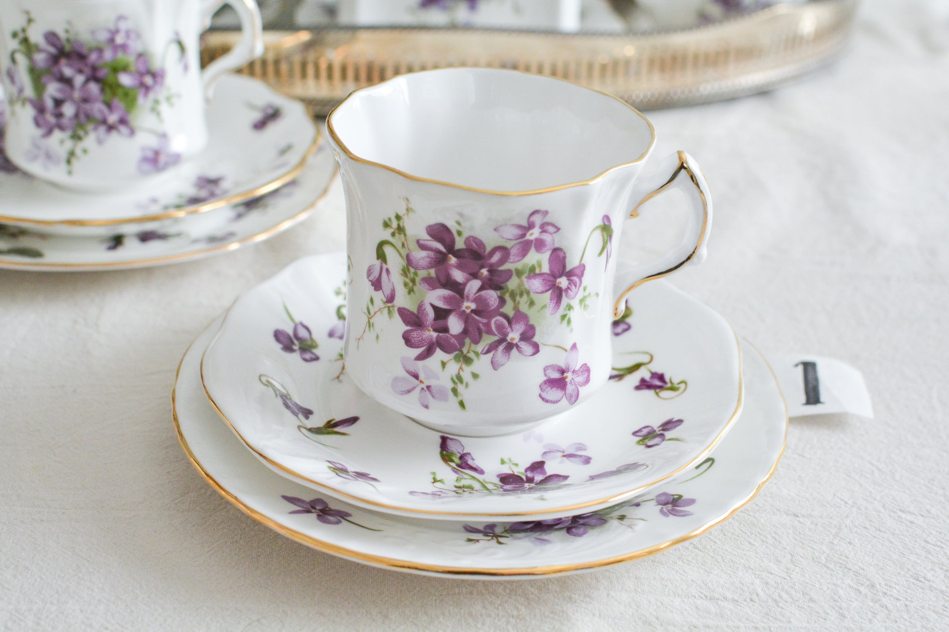 ハマースレイの人気シリーズ、ヴィクトリアンバイオレットシリーズのティートリオ。可憐なすみれの模様と優雅なシェイプがとても美しいお品です。製造年代などですみれの模様が少しずつ違い、それぞれに魅力があります。ハマースレイらしいエレガントなデザインでおうちティータイムを華やかに盛り上げてくれます。こちらは1セットの価格です。在庫が2セットあり、絵柄や色味が少しずつ異なります。トリオ①〜②からお選びください。