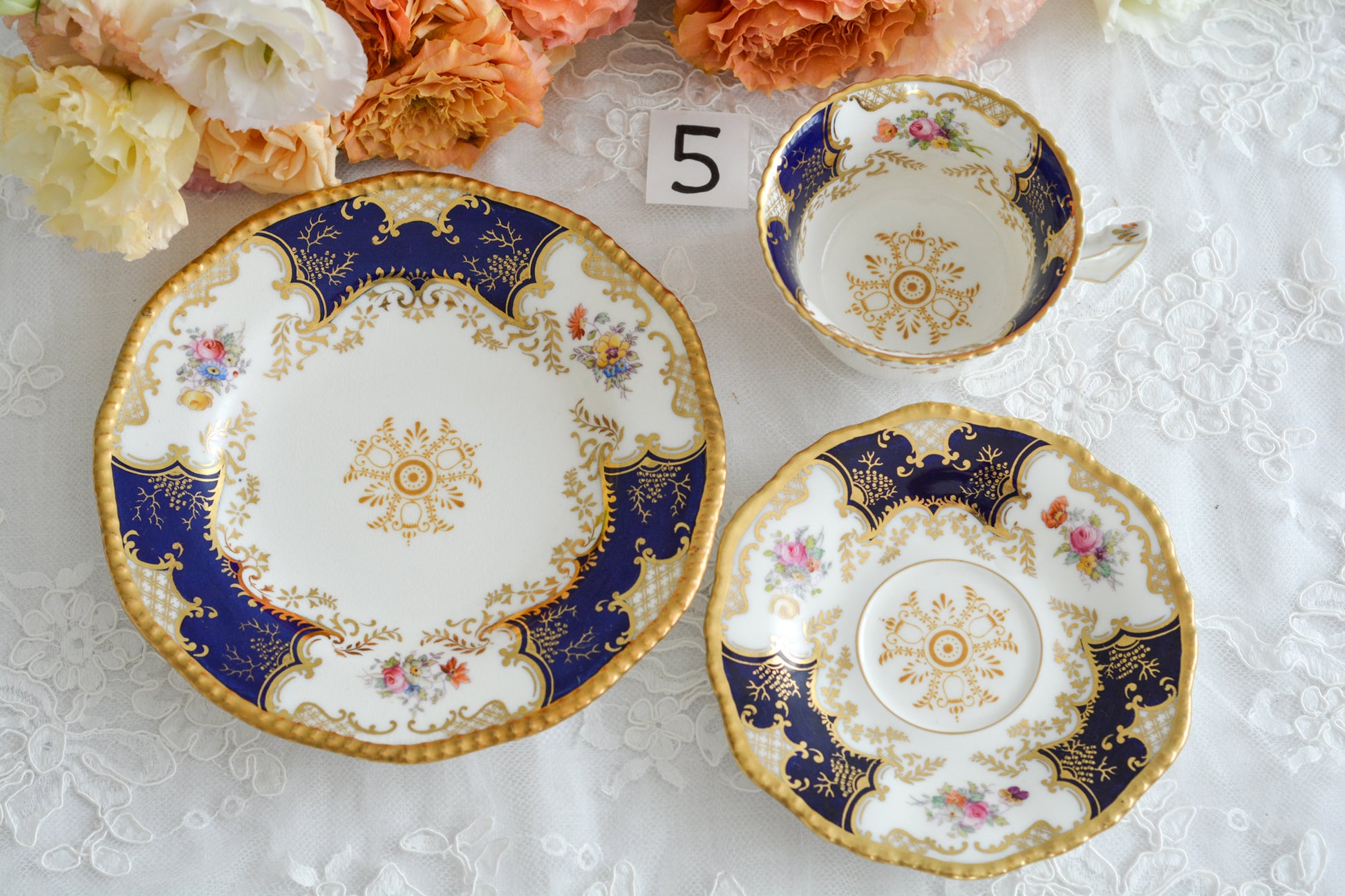 コールポートの代表作と言ってもいい、バットウィングシリーズ。こちらはコバルトブルーのティートリオです。重厚感のあるコバルトブルーと金彩のコントラスト、美しいシェイプ。凛としさ美しさがありオーラを感じます。最近はバットウィングも探すのがとても困難になってきました。心が躍るカップでティータイムをお楽しみいただけたら嬉しいです。こちらは1セットの価格です。全部で6セット在庫がございます。状態で価格が変わります。