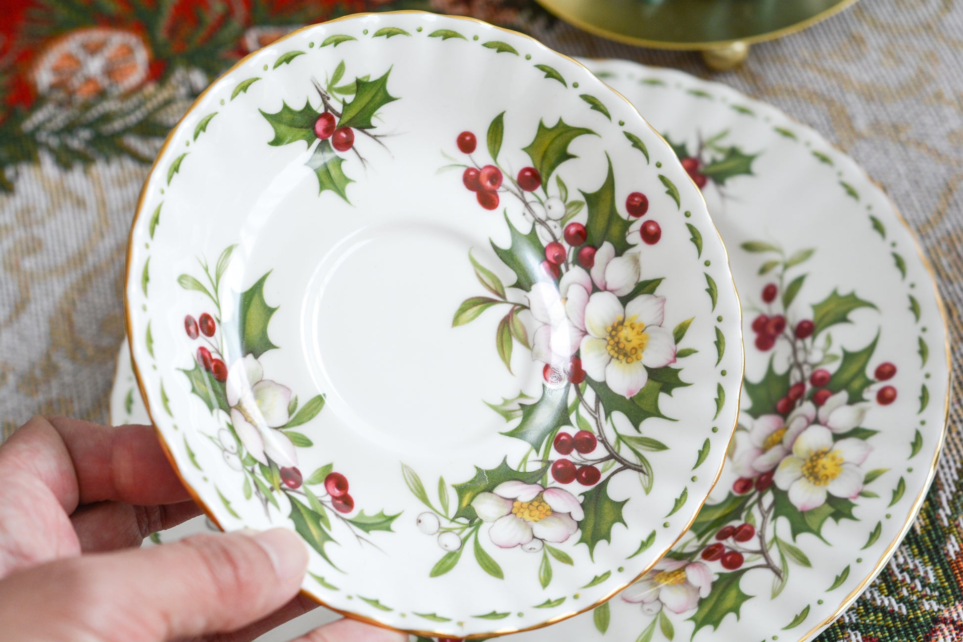 ロイヤルアルバートの人気シリーズの一つ、「フラワーオブマンス」1月から12月までそれぞれの季節のお花がモチーフのシリーズで、ついつい集めたくなってしまう魅力があります。今回ご紹介するのは、12月(December)。12月のお花はクリスマスローズです。ヒイラギに可憐なクリスマスローズがクリスマスの季節にぴったりなデザイン。とっても華やかなお品でクリスマスのテーブルを彩ります。