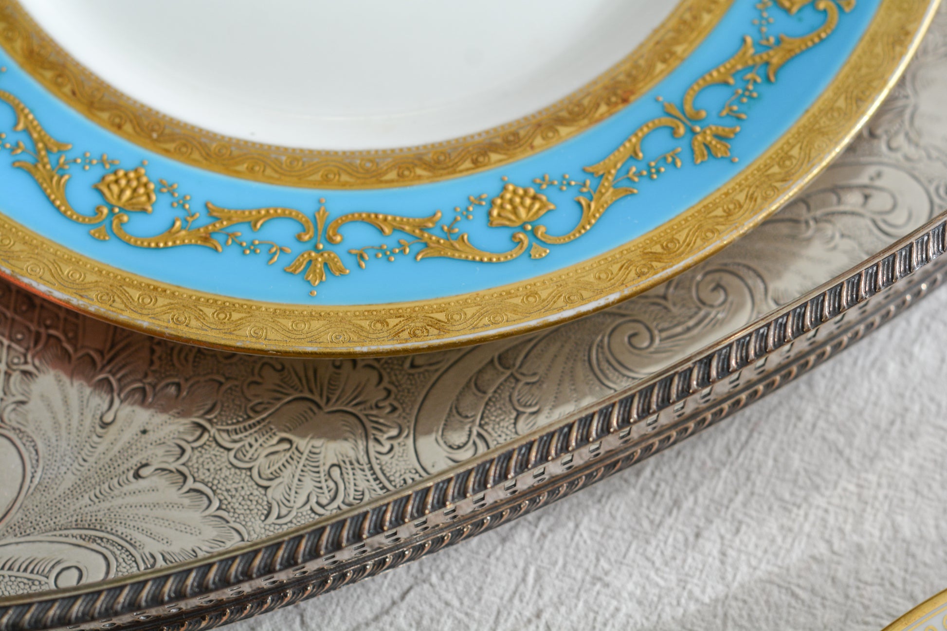 ティファニー社がミントンにオーダーしたプレート。ミントンブルーに金盛りの繊細な模様がとても美しいお品です。ミントンらしいエレガントなデザインはティファニーのイメージにもぴったり。ティファニーは英国の磁器メーカーに特注し、商品をたくさん輸入していました。各メーカーともティファニーの特注品は特にエレガントなデザインが多いです。流行を生み出す力はさすがですね。