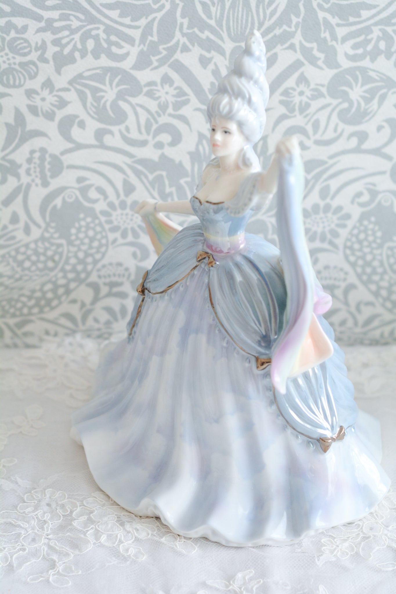 コールポートはフィギュリンをたくさん作っていて、たくさんのシリーズがあります。人気はあるけれど日本ではほとんど見かけないシリーズの1つ。「The millennium Ball」というシリーズで、この「Rain」と、「Moon」「 Forest」「Time」「Sun」の5種類から構成されています。このRainはパステルカラーでキラキラしていて、まるでファンタジーの世界からやってきてよう!このシリーズは個人的にも好きなシリーズで、時間をかけて探しました!今回ご紹介できて嬉しいです。製造数がとても少ないため探すのが大変困難なお品です。