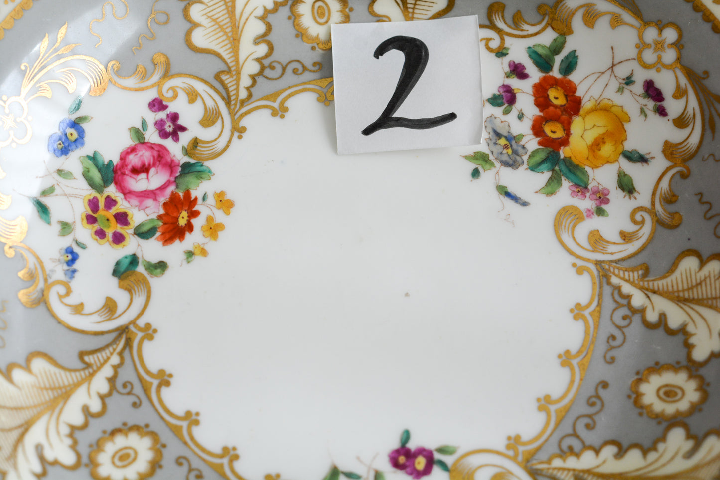 コウルドンのティファニーパターンのプレート。こちらは老舗ハロッズがオーダーしたもので、こちらはティファニーのスタンプはありませんが、柄はティファニーがコウルドンにオーダーしたパターンです。ティファニーらしい上品な絵柄がとても美しくでコウルドンの中でも人気のシリーズです。当時も人気があったのでしょう。いろいろな小売店がコウルドンにオーダーしています。ハンドルのついた深めのプレートはサービングプレートにもお使いいただきやすいと思います。