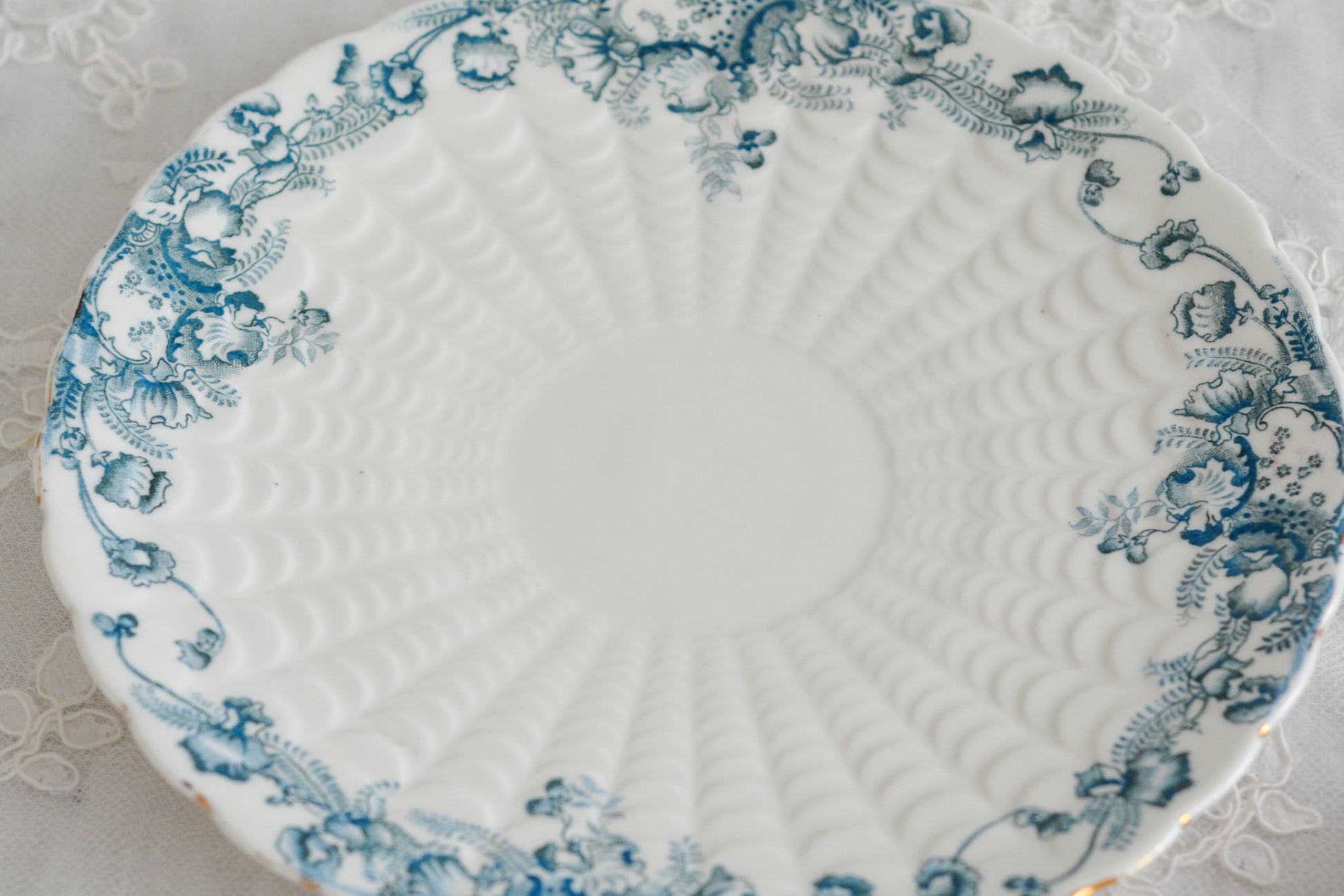 サミュエル・ラドフォードというメーカーの可愛らしいデザートプレートです。サミュエル・ラドフォードはスタッフォードシャーのメーカーで、1879年から1957年まで創業していました。こちらはブルーの転写模様がとても美しく地模様もとても可愛らしいお品です。色違いのティートリオとシュガーボウル&ミルクジャグも別で掲載しています。   こちらは1枚の価格です。全部で2枚在庫がございます。状態の良い方からお送りします。