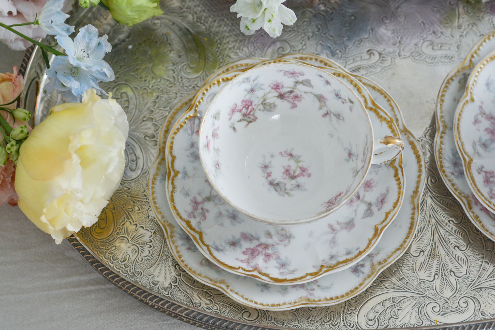 フランスのリモージュ、アビランドのティートリオです。 淡いタッチのお花がとっても可愛らしいです。柔らかで優しげな印象で、癒しのティータイムの時間を過ごせそうですね。これから春のティータイムにもぴったりです。こちらは在庫が2セットございます。ティートリオ①、ティートリオ②からお選びください。