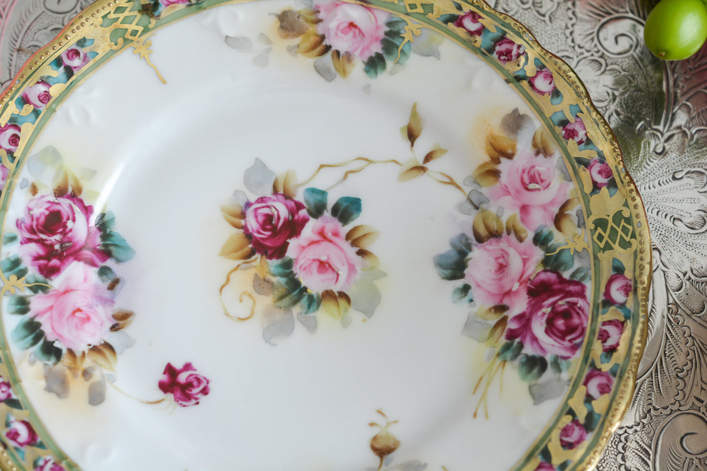 オールドノリタケの里帰り品です。キラキラと輝くティートリオ。クリスマスにもぴったりのお品です。ハンドペイントで描かれたバラに金盛りの美しい模様。さすがノリタケ!ですね。とっても豪華なデザインなのでプレゼントにもぜひどうぞ。