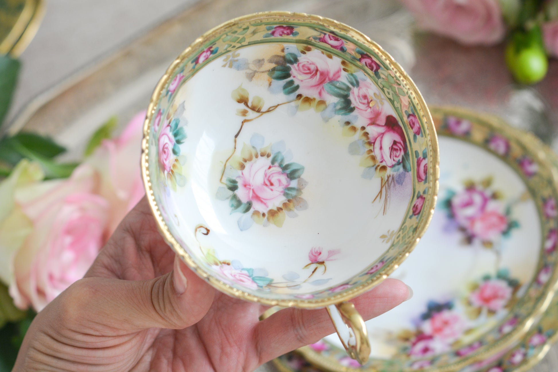 オールドノリタケの里帰り品です。キラキラと輝くティートリオ。クリスマスにもぴったりのお品です。ハンドペイントで描かれたバラに金盛りの美しい模様。さすがノリタケ!ですね。とっても豪華なデザインなのでプレゼントにもぜひどうぞ。