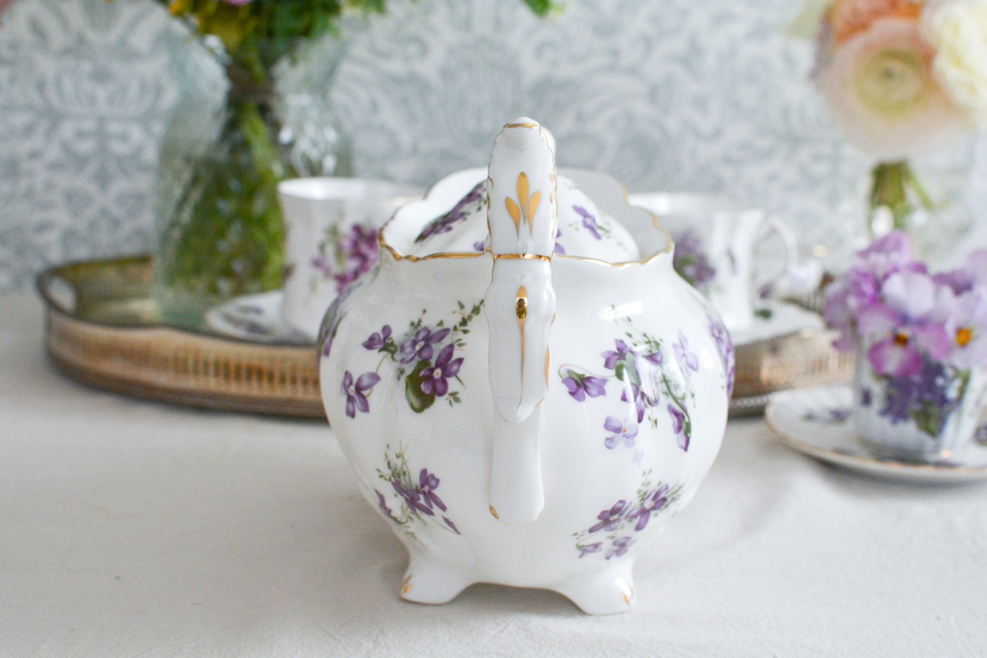 ハマースレイの人気シリーズ、ヴィクトリアンバイオレットシリーズのラージサイズのティーポットです。可憐なすみれの模様と優雅なシェイプがとても美しく、おうちティータイムを華やかに盛り上げてくれます。とても存在感があって、テーブルを華やかに盛り上げてくれます。お客さまのおもてなしにはもちろん、ご家族やご友人との楽しいティータイムにもぜひ。