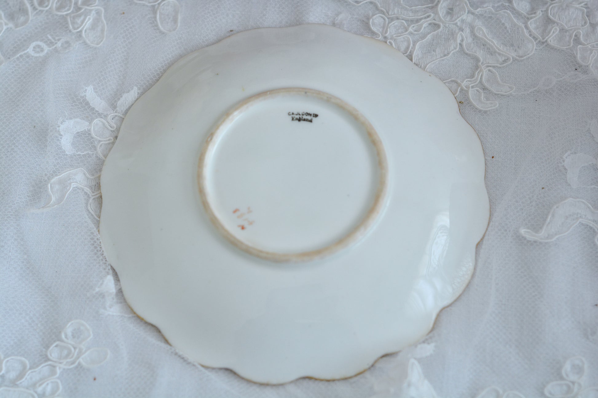 コウルドンがリッジウェイのフォリエージシェイプ(Foliage Shape)をリバイバルしたお品。ハンドル部分には葉っぱの模様がついていてとても可愛らしいシェイプです。リッジウェイは力強く豪華な作風という印象で、後身のコウルドンはより時代や流行に敏感で繊細で美しいデザインの作品をたくさん作っています。リッジウェイのフォリエージシェイプはいろいろなパターンがありますが、こちらは特に豪華なデザインで個人的にもフォリエージシェイプは大好きなデザイン。コウルドン時代にも受け継がれていたことを嬉しく思っています。