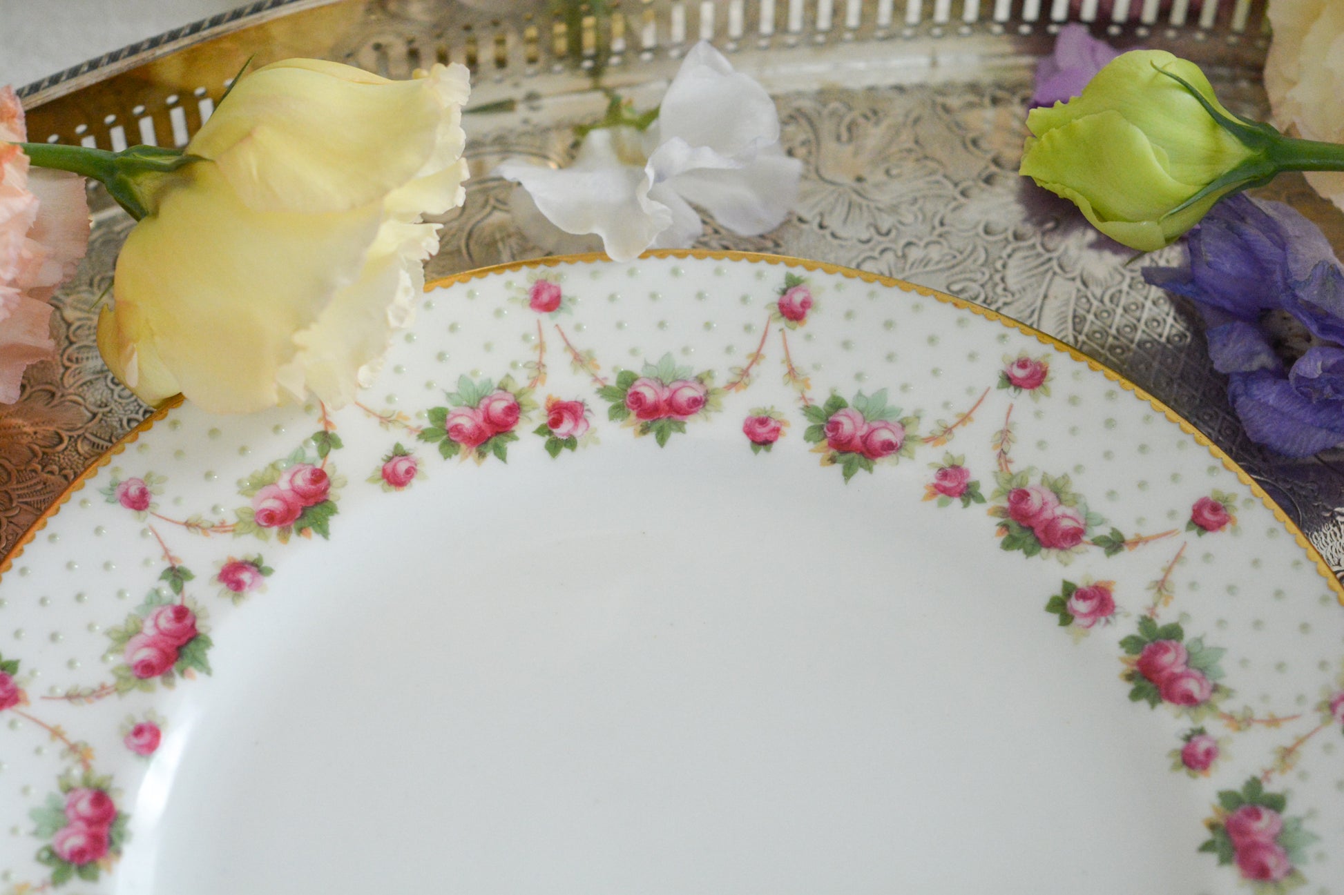 ロイヤルドルトンのとっても可愛らしいプレートが入荷しました。アメリカの小売店の特注品でバラのガーランドにエナメルジュールのドットが素敵なデザインです。このプレートが1枚あれば、ロマンティックなテーブルコーディネートができそうです。ティータイムに、デザートタイムにぜひどうぞ。こちらは1枚の価格です。状態によって価格が変わります。コンディションA、B、Cからお選びください。どれも大きなダメージはありません。