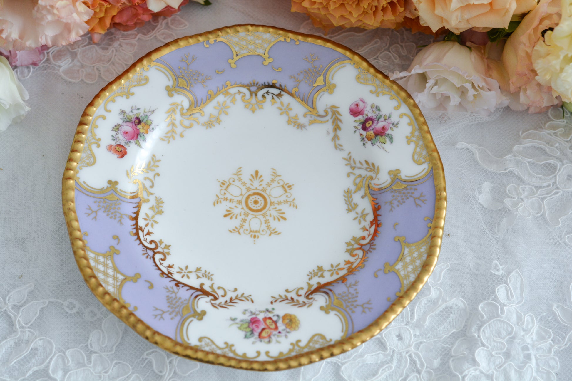 コールポートの人気シリーズ、バットウィングシリーズ。こちらはとても貴重なライラックカラーのティートリオです。そしてさらにカップの側面にブーケの模様が描かれている珍しいデザインです。ライラックカラーは美しいのはもちろんですが、柔らかな印象でとても上品ですね。最近はバットウィングシリーズは探すことがより困難になっております。ライラックカラーは元々レアカラーと言われるお品で、当店では初めてご紹介できます。美しいティートリオをぜひお楽しみください。