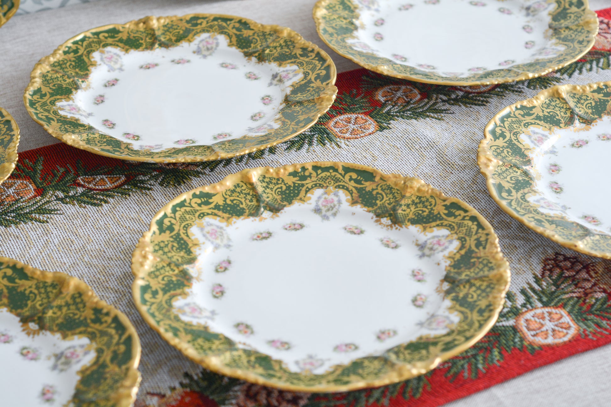 フランスのリモージュのプレートがやってきました。ジャン・プーヤ工房のデザートプレートで、深い緑の縁取りに繊細なタッチのお花がとても美しい1枚です。英国のタッチとはまた違った趣きがあり、エレガントで繊細な雰囲気。クリスマスのテーブルにもぴったりな色合いでテーブルを華やかに盛り上げてくれるプレートです。  こちらは1枚の価格です。クリスマス企画の特別価格になっています。在庫が全部で8枚ございます。状態の良いものから順番にお送りいたします。