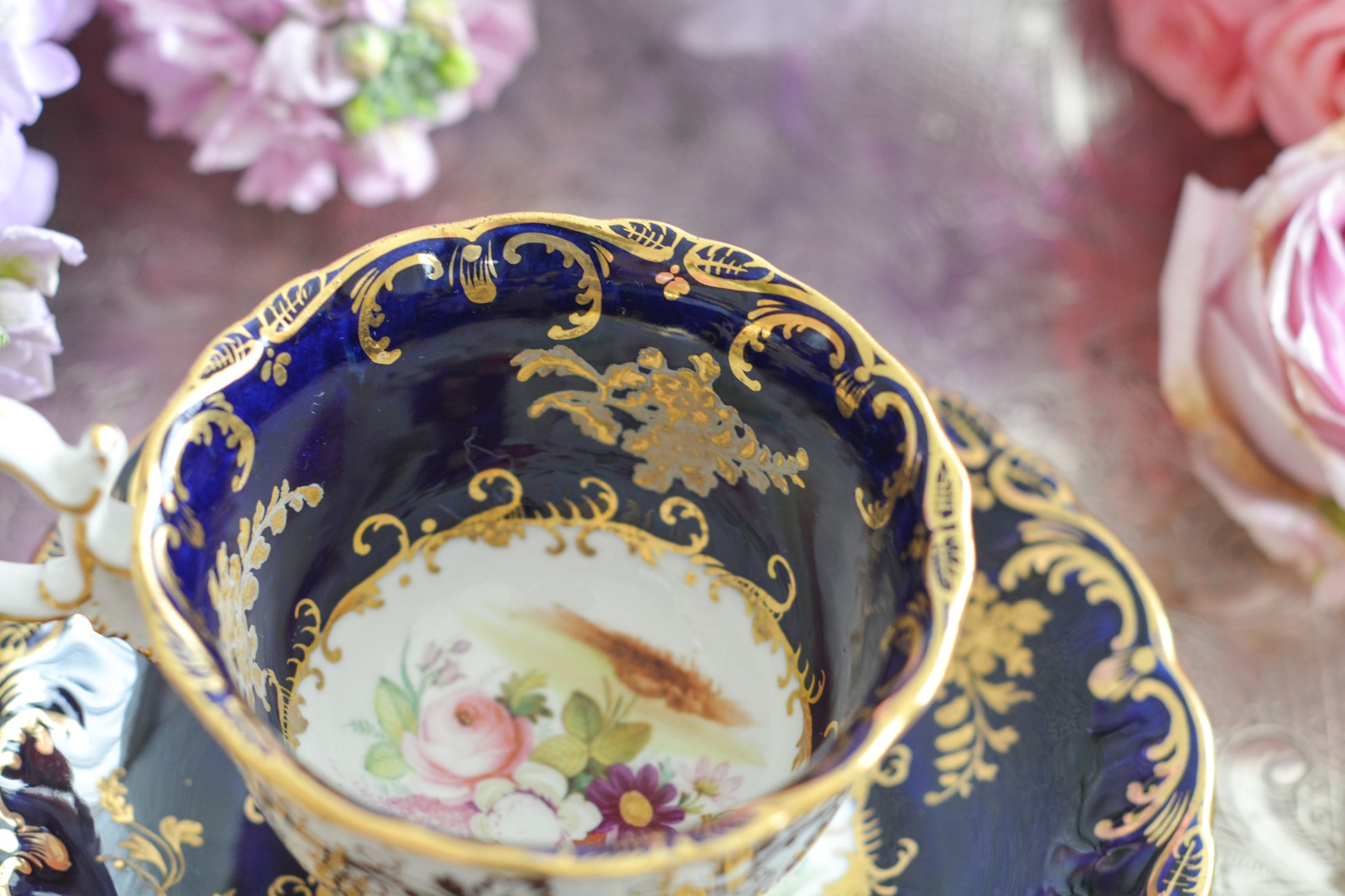 コールポートのロココリバイバル作品のアデレードシェイプ。とても優雅なシェイプで、ハンドペイントで描かれる花々は繊細でとても美しいです。いろいろなデザインが作られていて、シェイプは同じでも絵柄は少しずつ違います。こちらはコバルトブルーに金彩のお花模様が豪華なお品。アデレードシェイプは探すのにとても苦労しますが、見つけた時の喜びはとても大きいものです。金彩の薄れはありますが、貫入のないとても良い状態です。素敵なアデレードシェイプをぜひご覧ください。