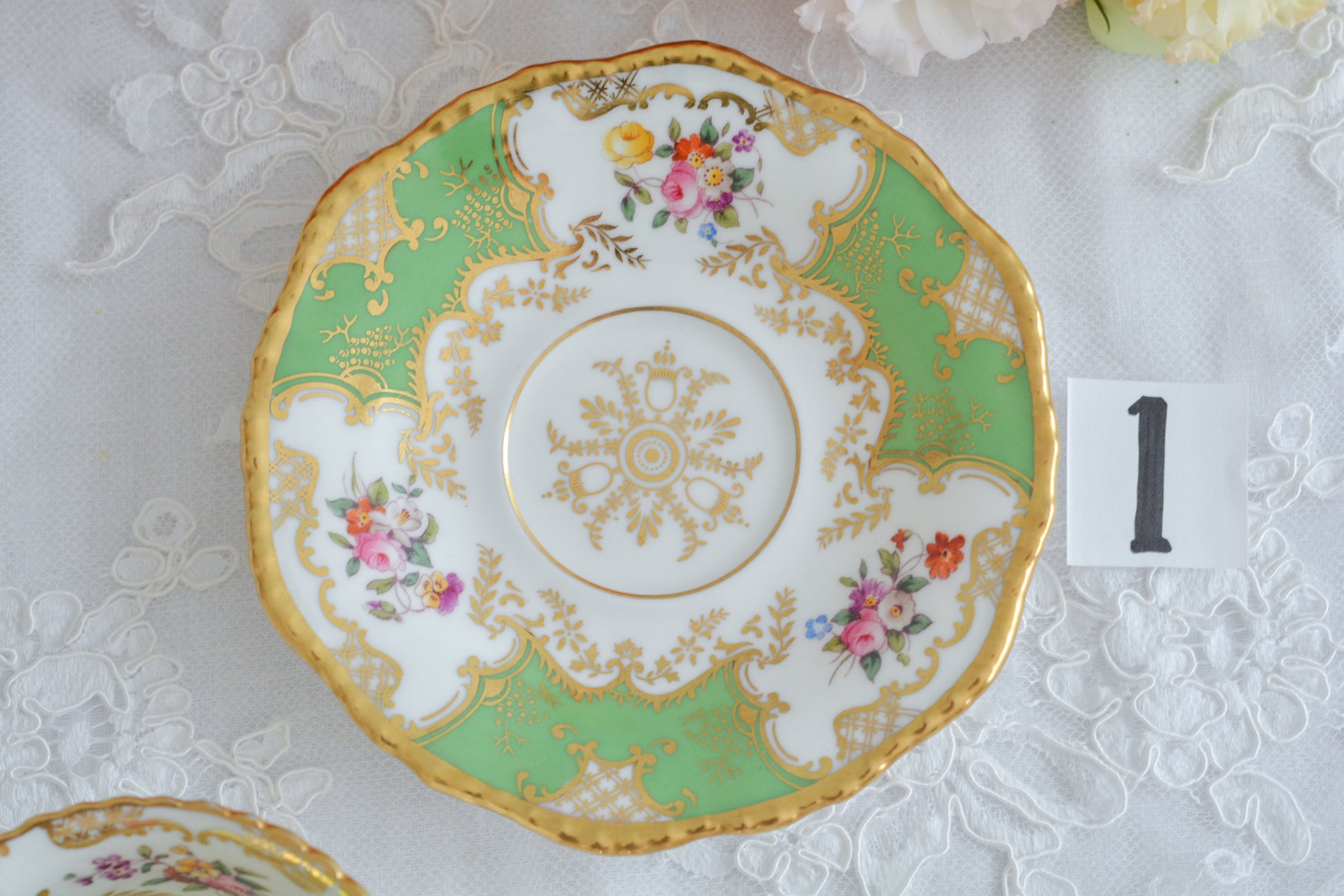 コールポートの代表作と言ってもいい、バットウィングシリーズ。こちらは明るい雰囲気のアップルグリーンのティートリオです。柔らかな印象で凛としさ美しさがありオーラを感じます。季節を選ばずお楽しみいただけるカラーですね。最近はバットウィングも探すのがとても困難になってきました。こちらはイギリスのコレクターさんからお迎えしたお品で、大切にされていたことのわかるお品達です。トリオの中央の模様の色が違ったりオリジナルのセットではないかもしれませんが、美しいトリオです。ご縁をお繋ぎできたら嬉しく思います。こちらは1セットの価格です。全部で6セット在庫がございます。①〜⑥からお選びください。