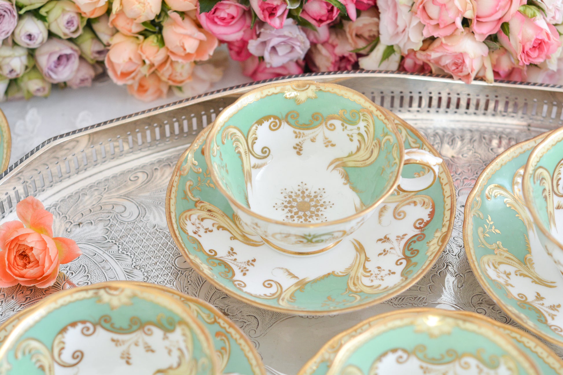 爽やかなアップルグリーンカラーに美しい模様のカップ&ソーサー。メーカーは不明ですが、優美なシェイプも素晴らしいデザインのお品です。こちらは1客の価格です。在庫が全部で5客ございます。 差異はあまりありませんが、状態の良いものから順番にお送りいたします。