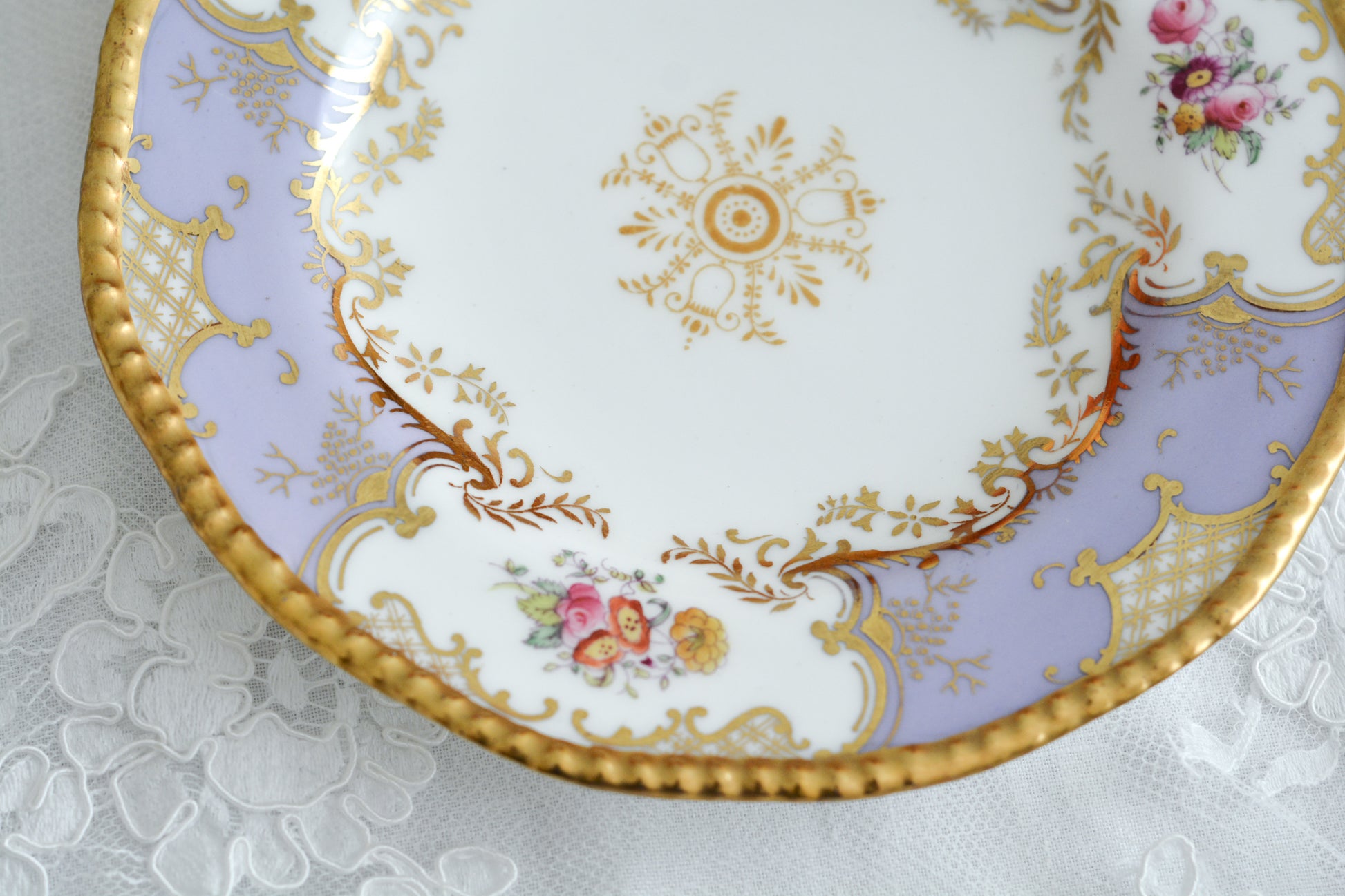 コールポートの人気シリーズ、バットウィングシリーズ。こちらはとても貴重なライラックカラーのティートリオです。そしてさらにカップの側面にブーケの模様が描かれている珍しいデザインです。ライラックカラーは美しいのはもちろんですが、柔らかな印象でとても上品ですね。最近はバットウィングシリーズは探すことがより困難になっております。ライラックカラーは元々レアカラーと言われるお品で、当店では初めてご紹介できます。美しいティートリオをぜひお楽しみください。