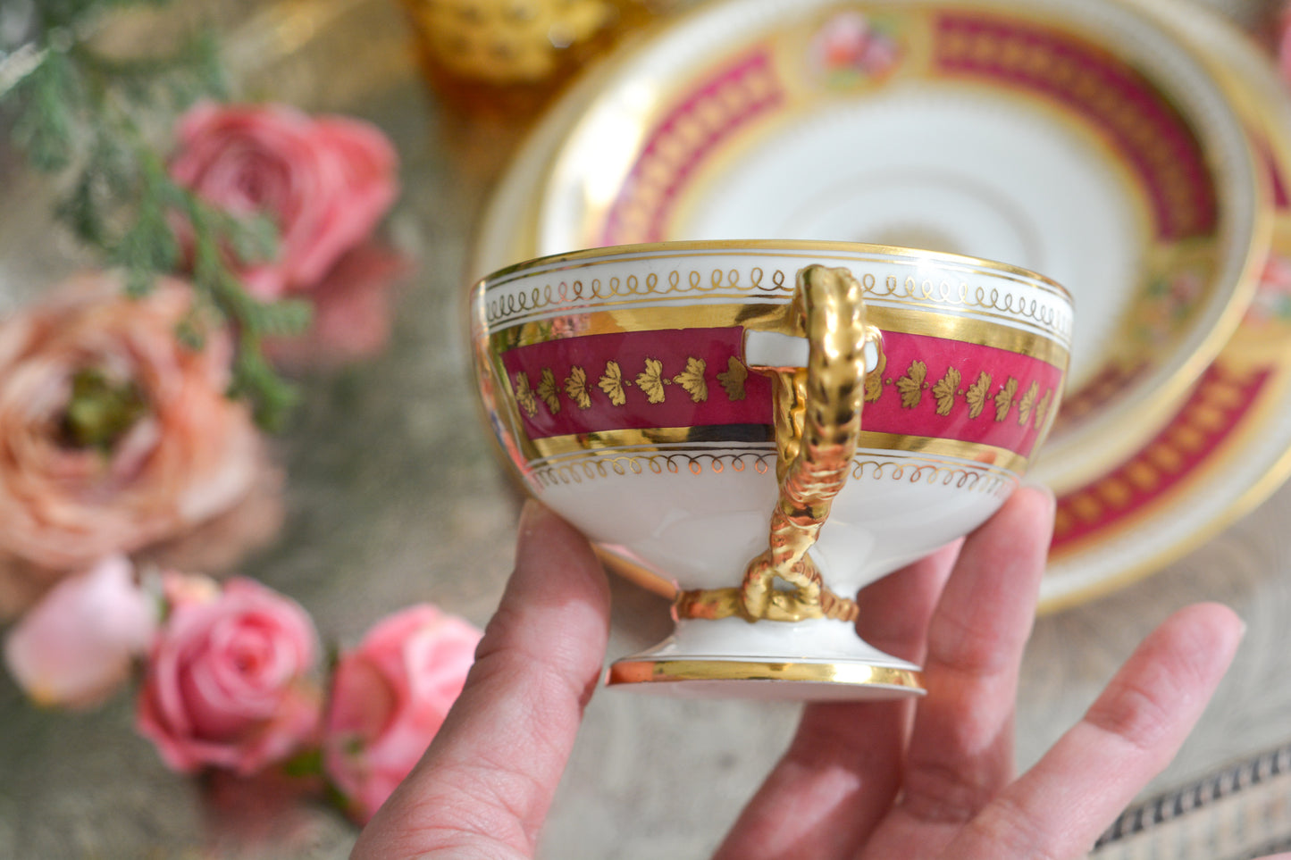 コウルドンの素晴らしいティートリオ。カップのハンドルはロープハンドルと呼ばれるデザインで、コウルドン前身のブラウンウエストヘッドムーア社が製造していたデザインです。リッジウェイ時代の豪華絢爛な作風を残しつつ、より洗練されたデザインへと昇華していったブラウンウエストヘッドムーア社。ロープハンドルはそんなブラウンウエストヘッドムーアの代表的なデザイン。数も少ないので大変人気があります。カップにはコウルドンのバックスタンプがあるのでコウルドンが引き継いで作られたお品だと思うのですが、ソーサーのダイヤモンドマークは1868年9月25日に登録されたことを示しています。ソーサーだけ古い感じはしないので、このダイヤモンドマークはこのお品ではなく、デザインの商標登録を示しているのかもしれません。アンティークは色々なストーリーを考える楽しみを与えてくれますね。