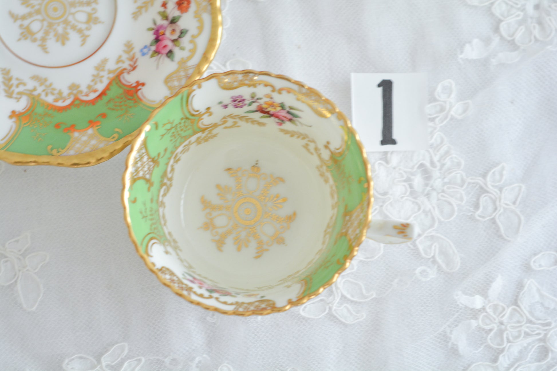 コールポートの代表作と言ってもいい、バットウィングシリーズ。こちらは明るい雰囲気のアップルグリーンのティートリオです。柔らかな印象で凛としさ美しさがありオーラを感じます。季節を選ばずお楽しみいただけるカラーですね。最近はバットウィングも探すのがとても困難になってきました。こちらはイギリスのコレクターさんからお迎えしたお品で、大切にされていたことのわかるお品達です。トリオの中央の模様の色が違ったりオリジナルのセットではないかもしれませんが、美しいトリオです。ご縁をお繋ぎできたら嬉しく思います。こちらは1セットの価格です。全部で6セット在庫がございます。①〜⑥からお選びください。